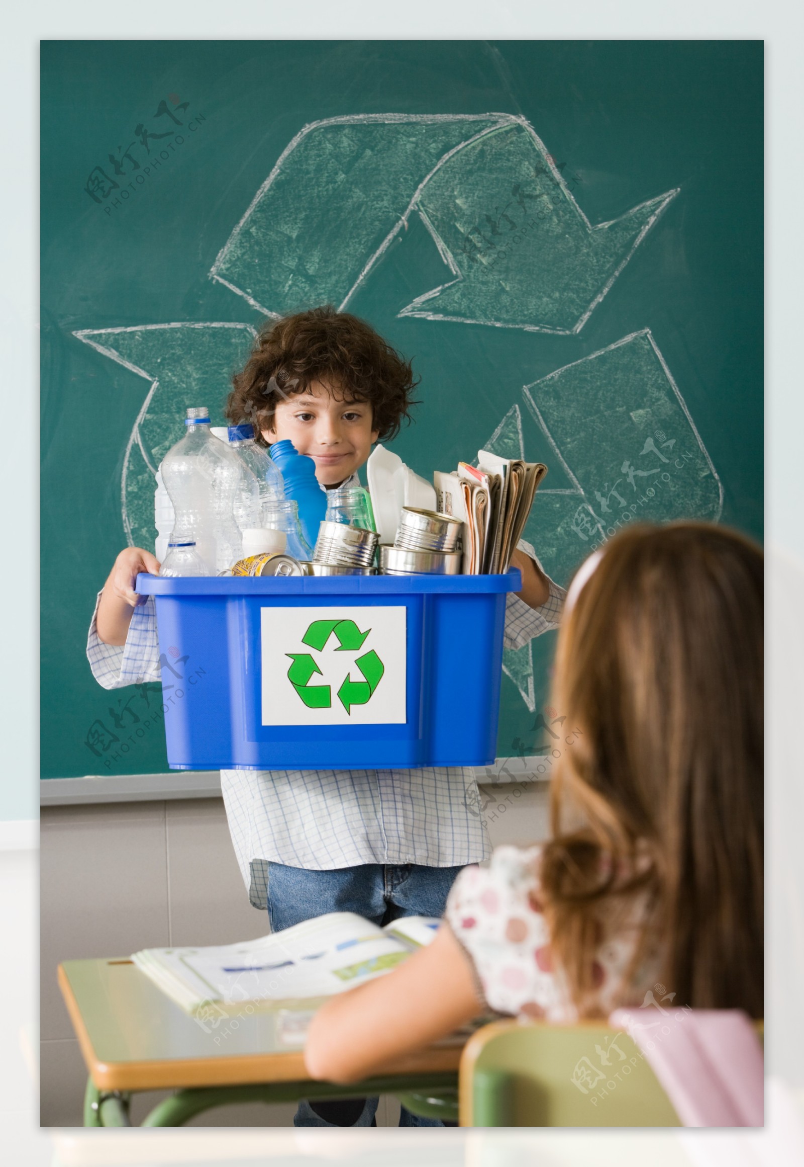 教室里抱环保箱的男孩图片图片