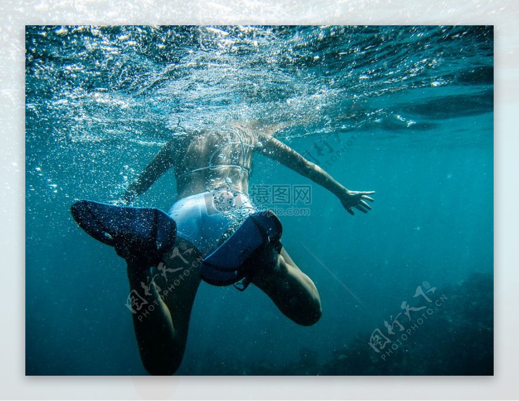 海人水游泳水下潜水海水盐水水