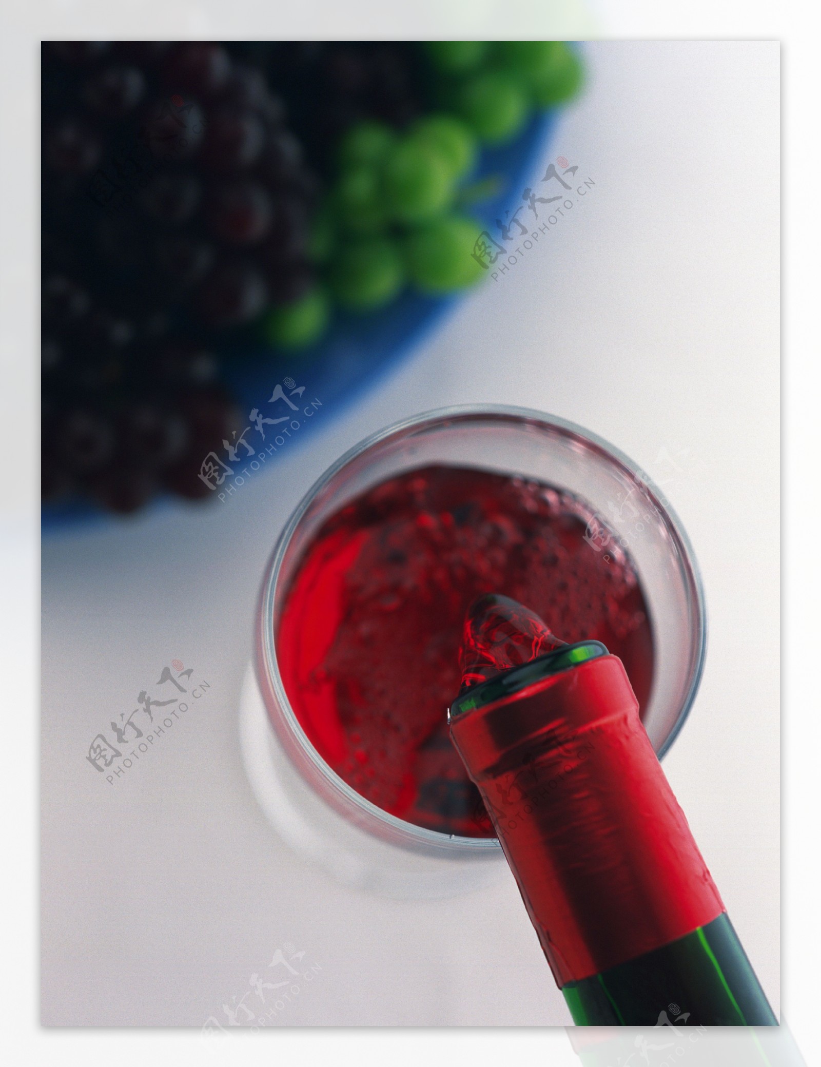 倒入杯中的红酒俯视图特写图片图片