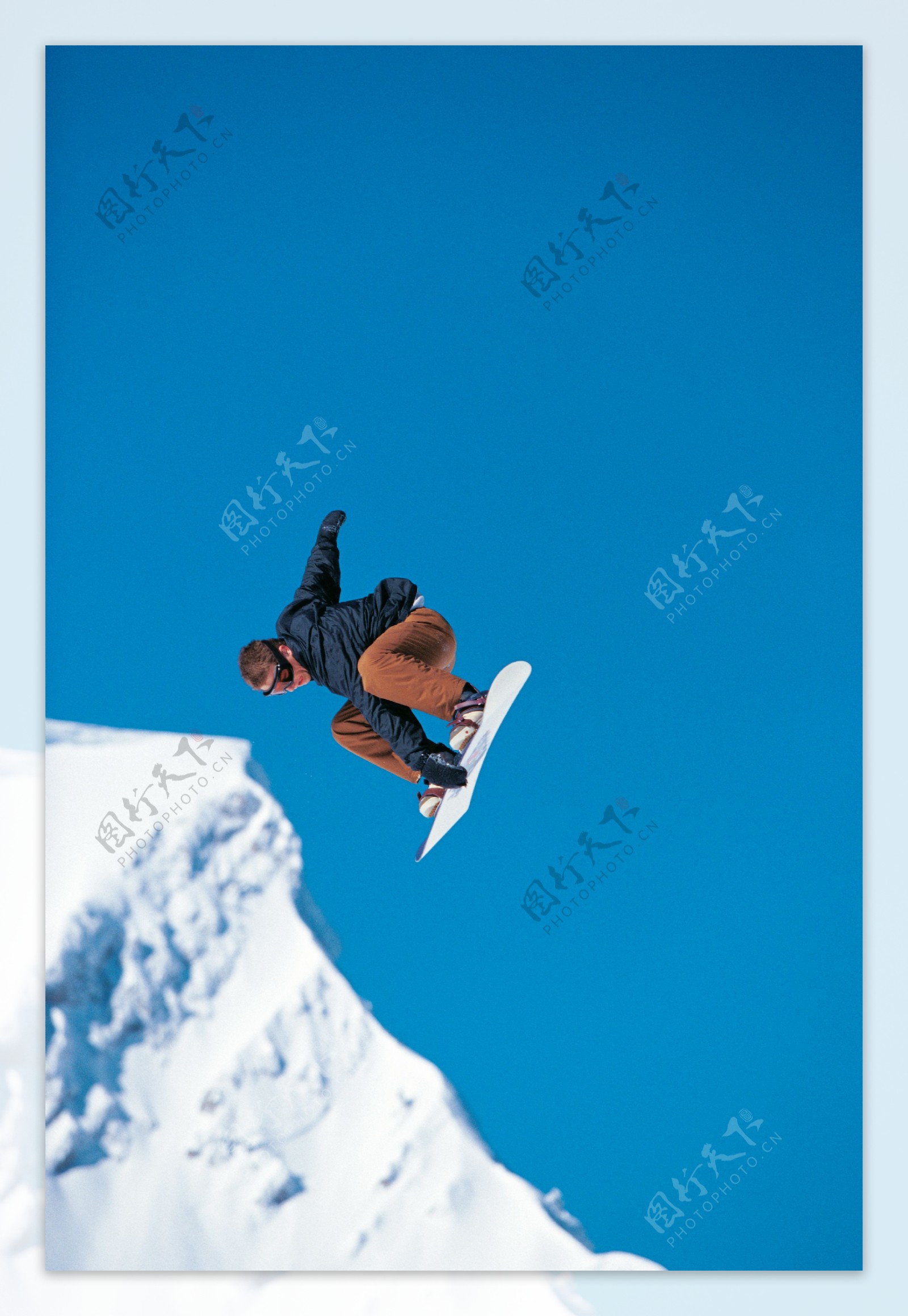 跳跃的滑雪人物图片