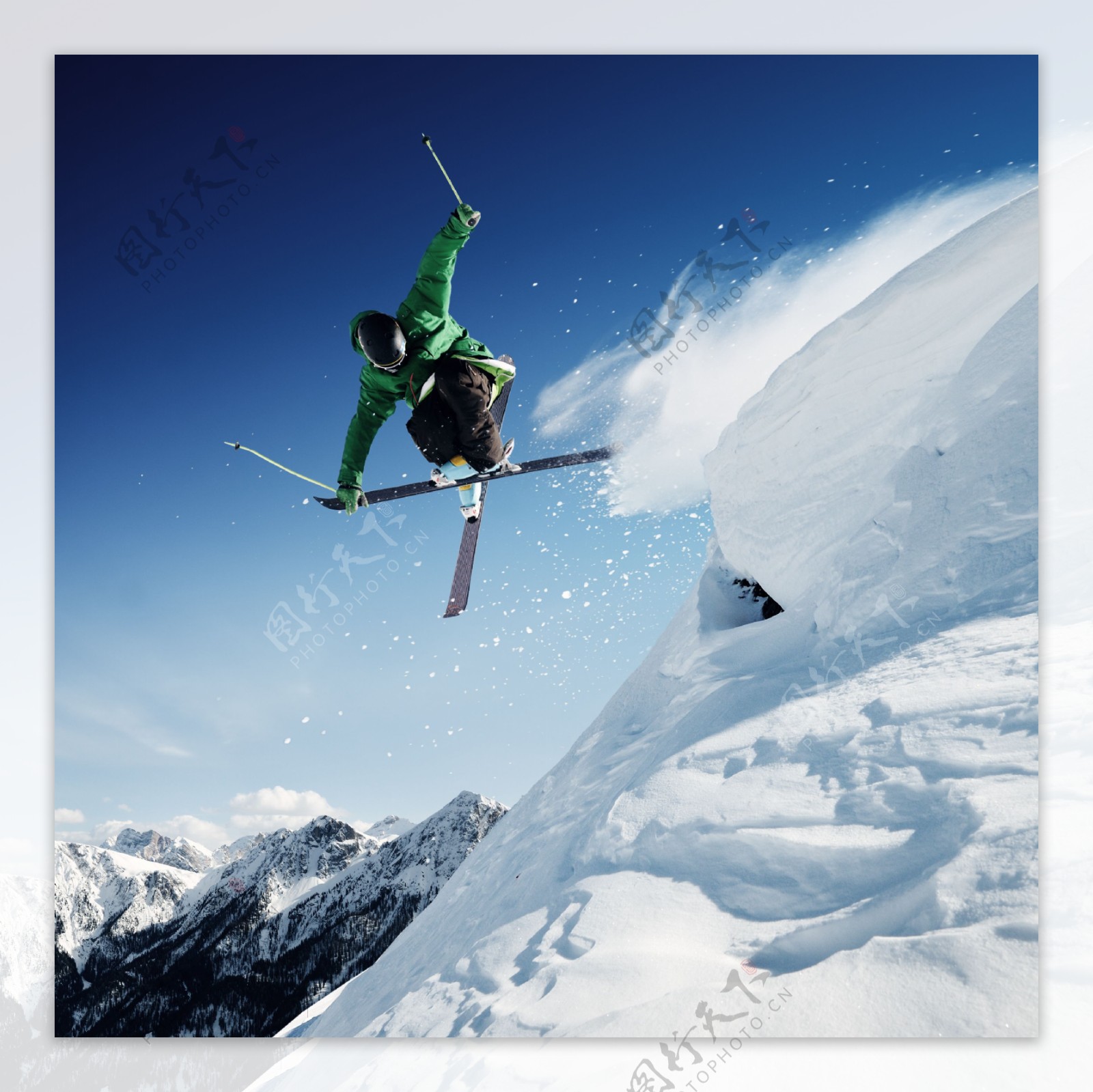 冲下山坡的滑雪运动员图片