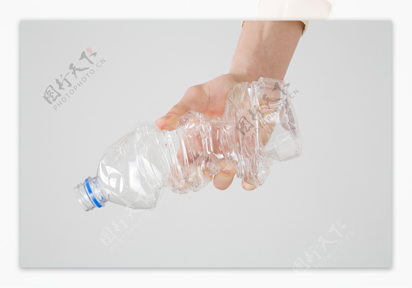 手拿塑料空瓶子图片