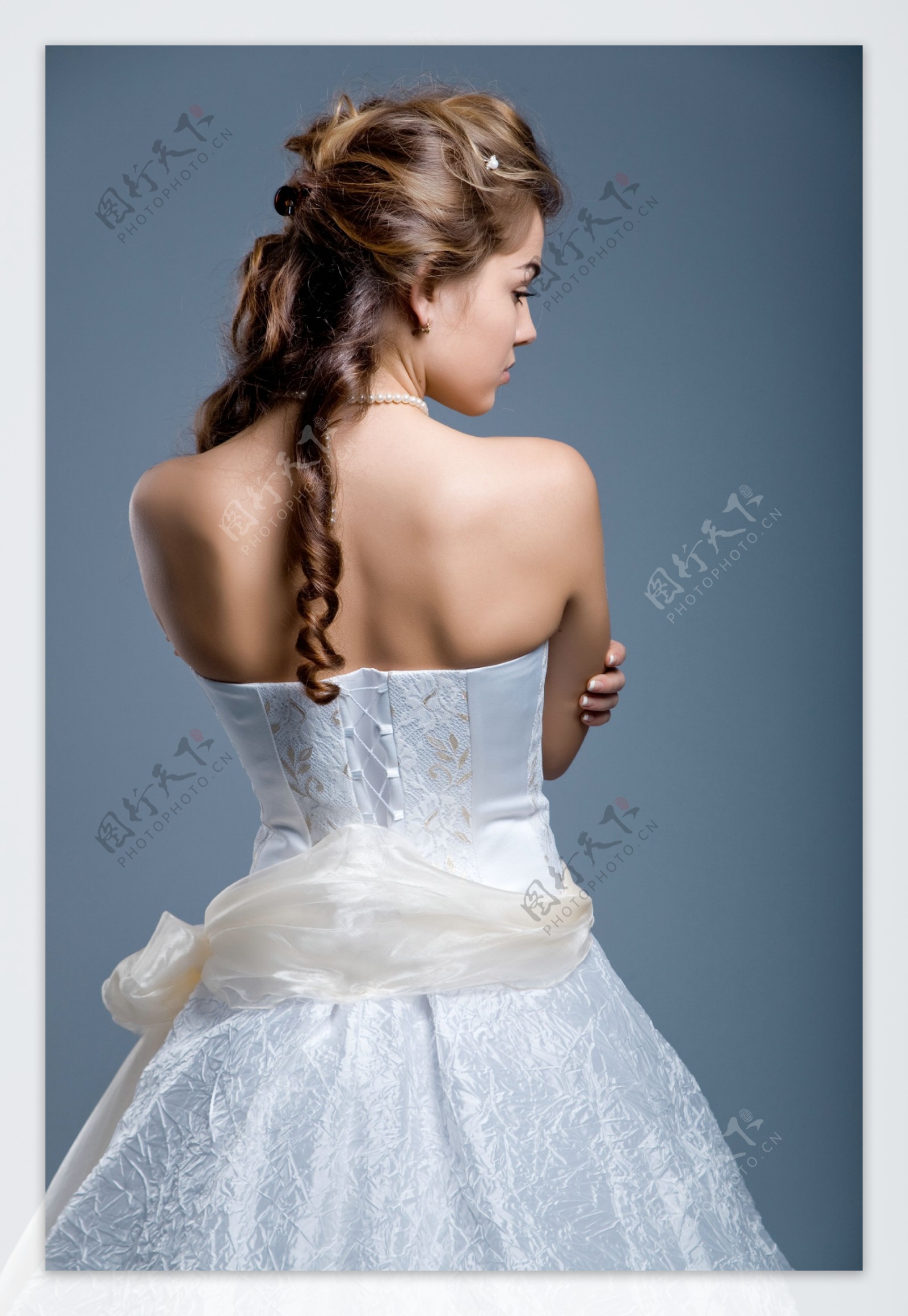 穿着婚纱的新娘背影图片
