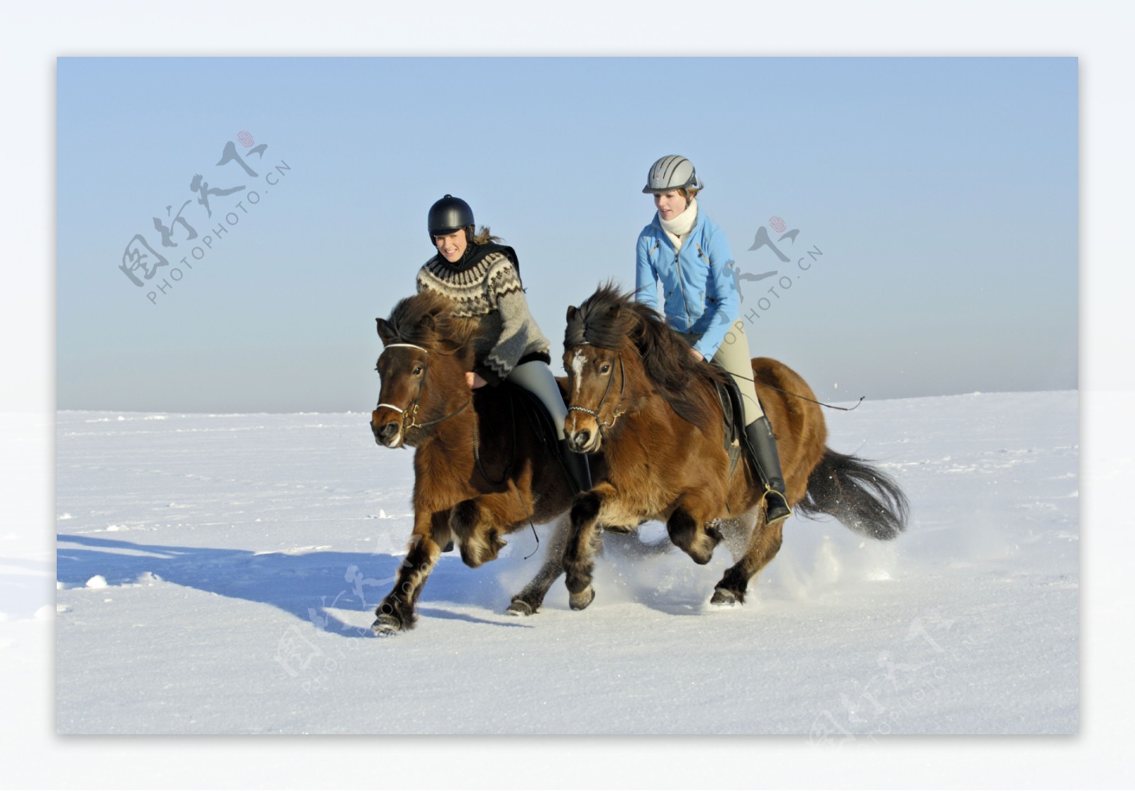 雪里地骑马的两个女孩图片