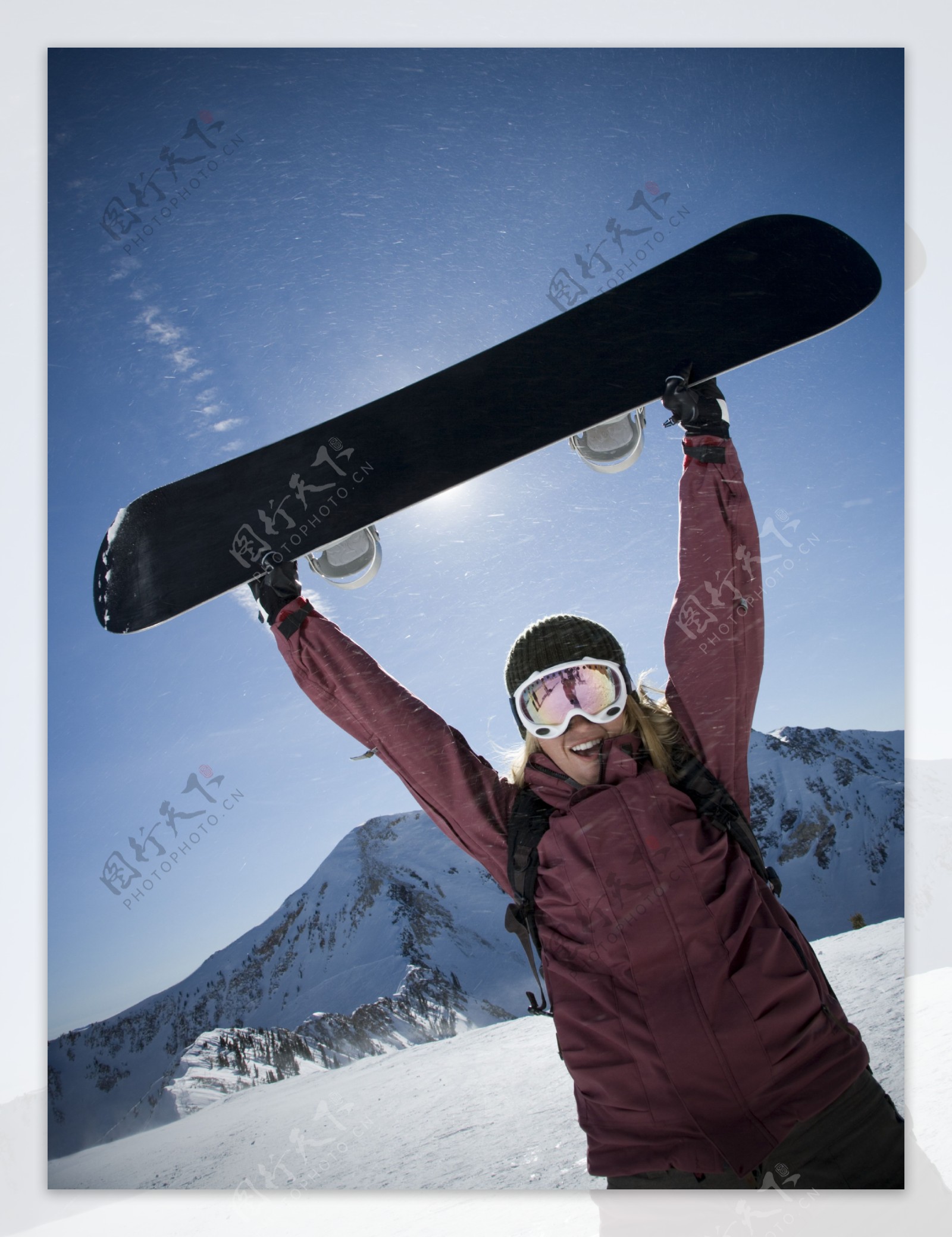 高举滑雪板大笑的人图片