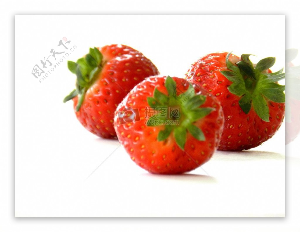三颗红色草莓