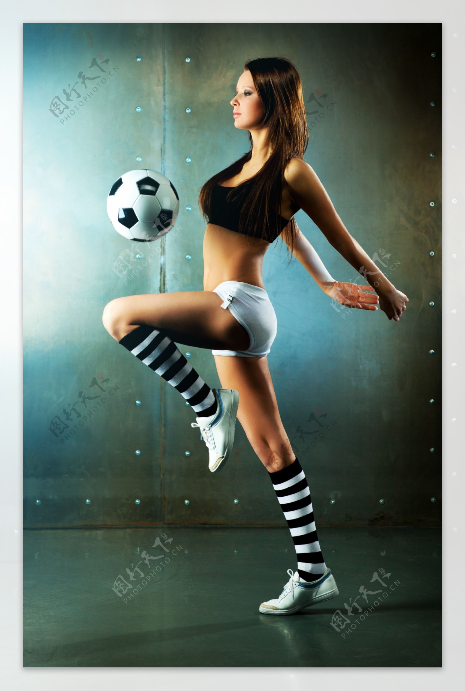 踢足球的美女图片