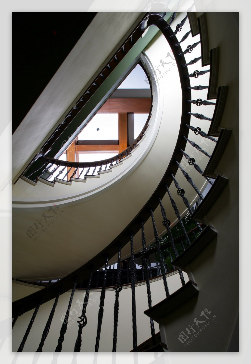 现代时尚旋转楼梯装修效果图
