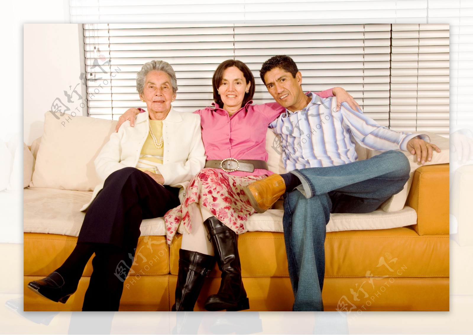 坐在沙发上的一家人图片