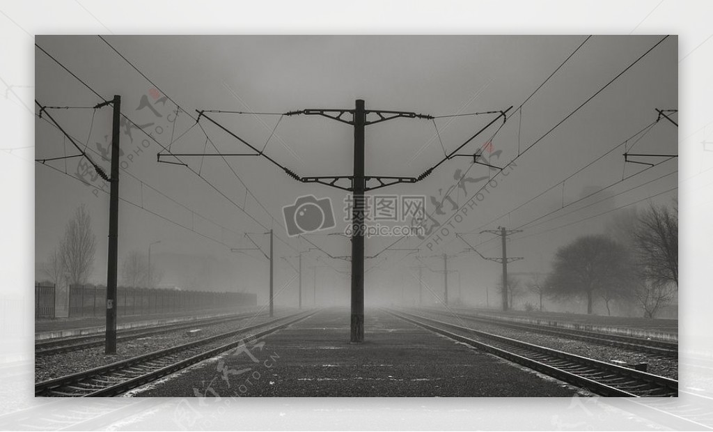 黑与白雾有雾铁路铁路电力极
