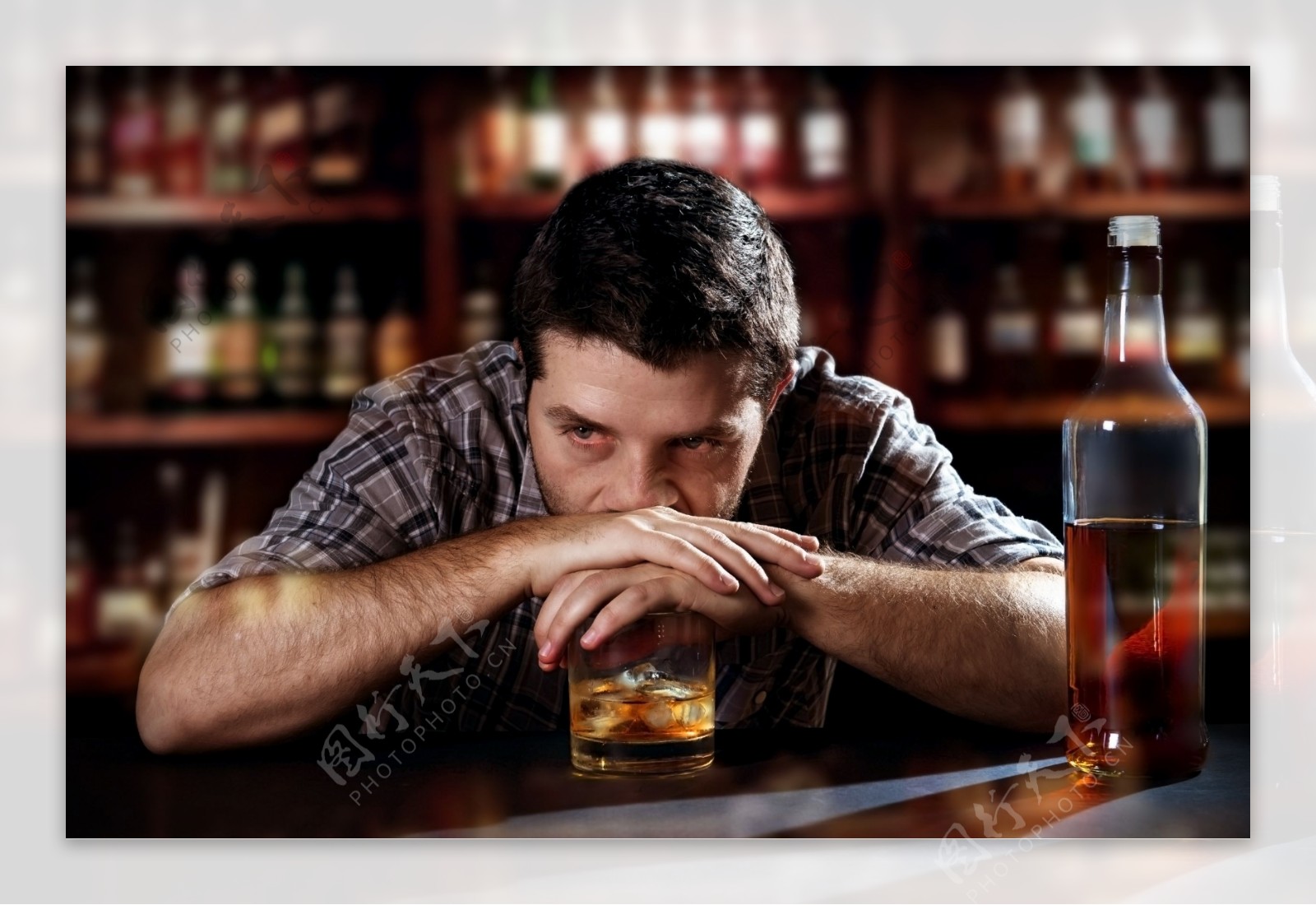 酒吧喝酒的男人图片