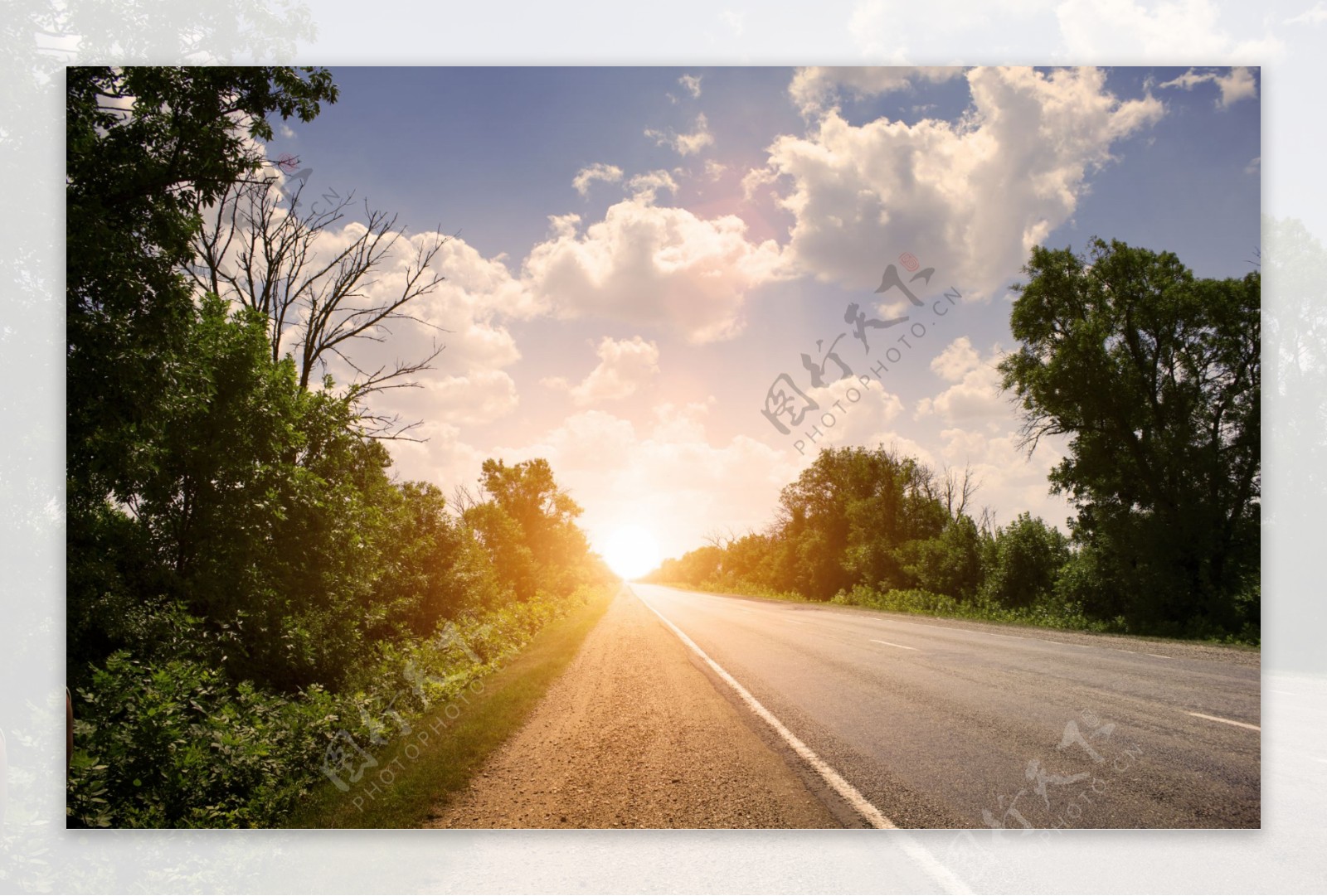 傍晚夕阳下的道路