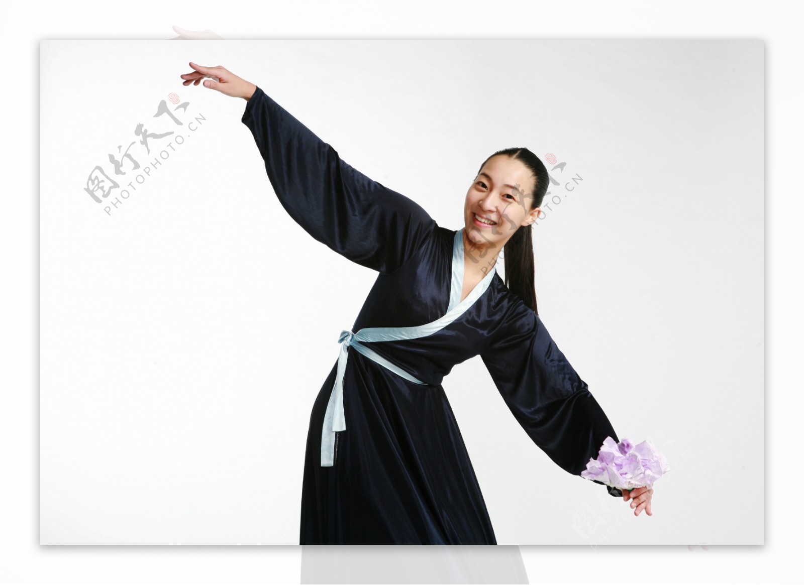 表演传统舞蹈的朝鲜美女图片