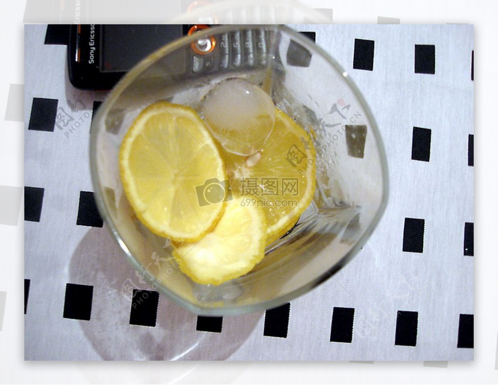 玻璃杯里的柠檬冰块
