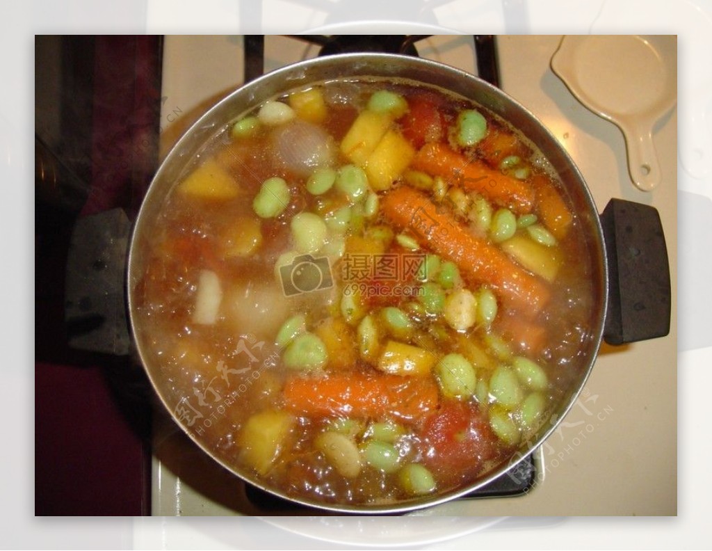 锅子里的蔬菜汤