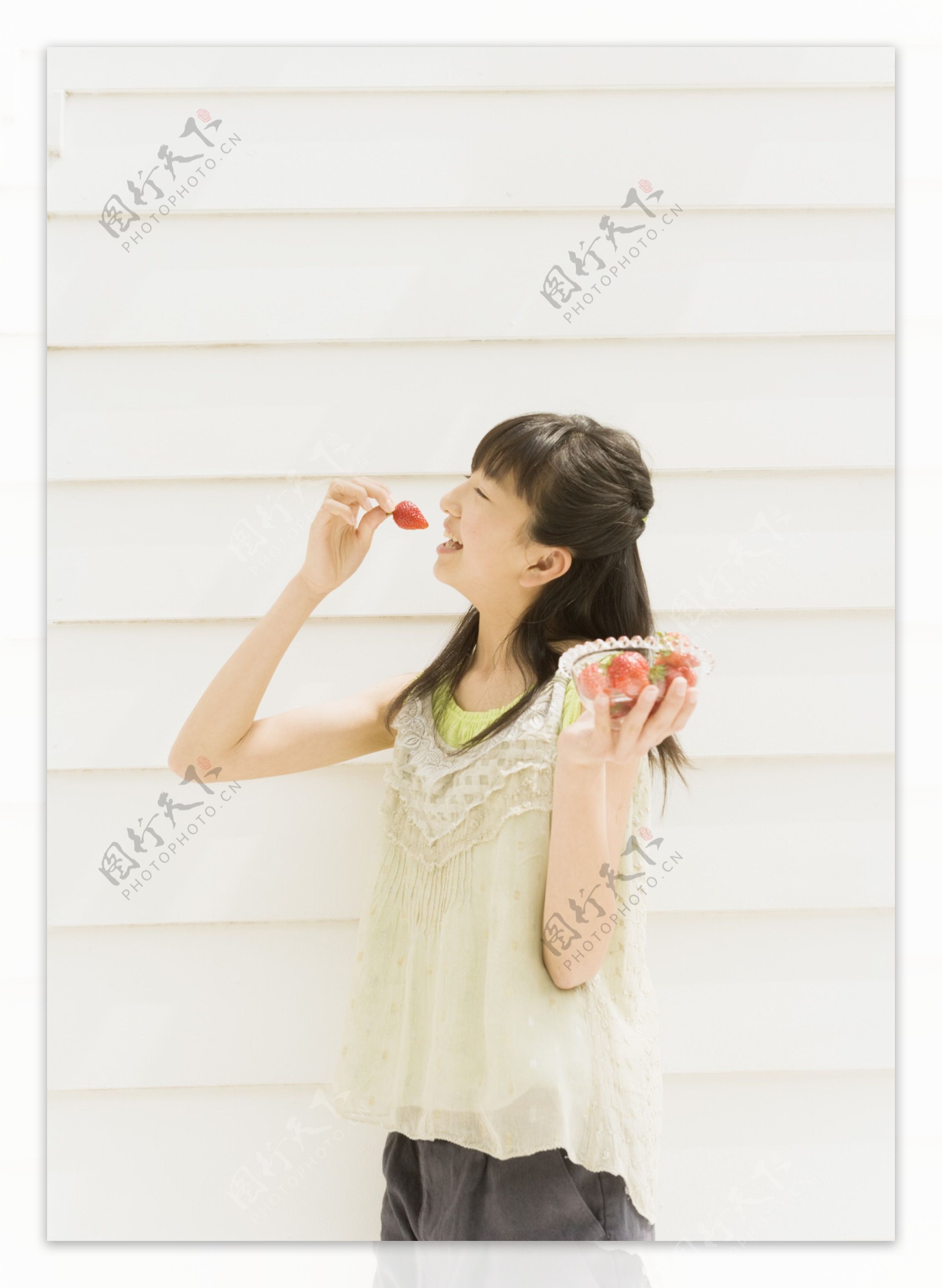 吃草莓的可爱女孩图片