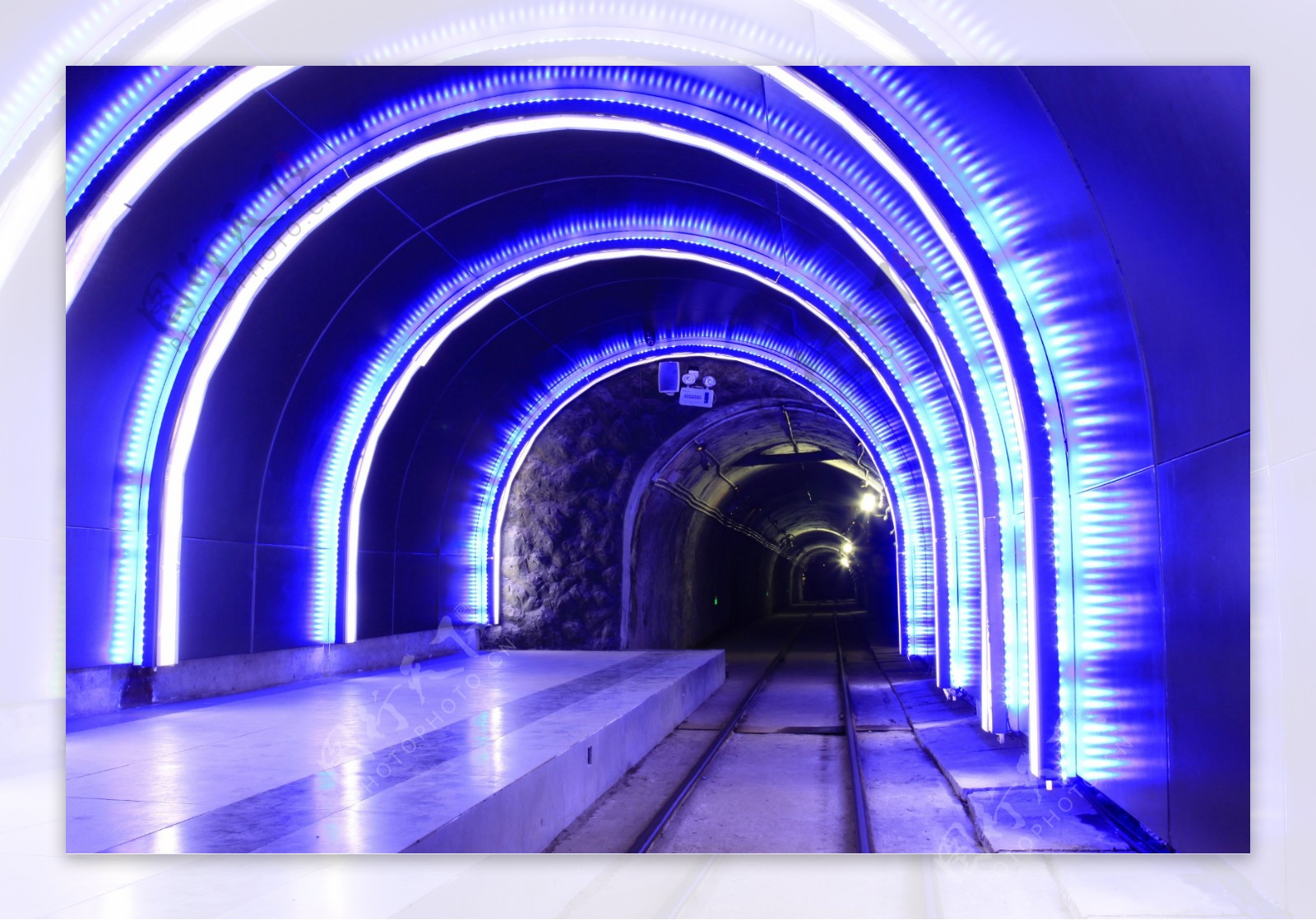 蓝色亮光的隧道图片