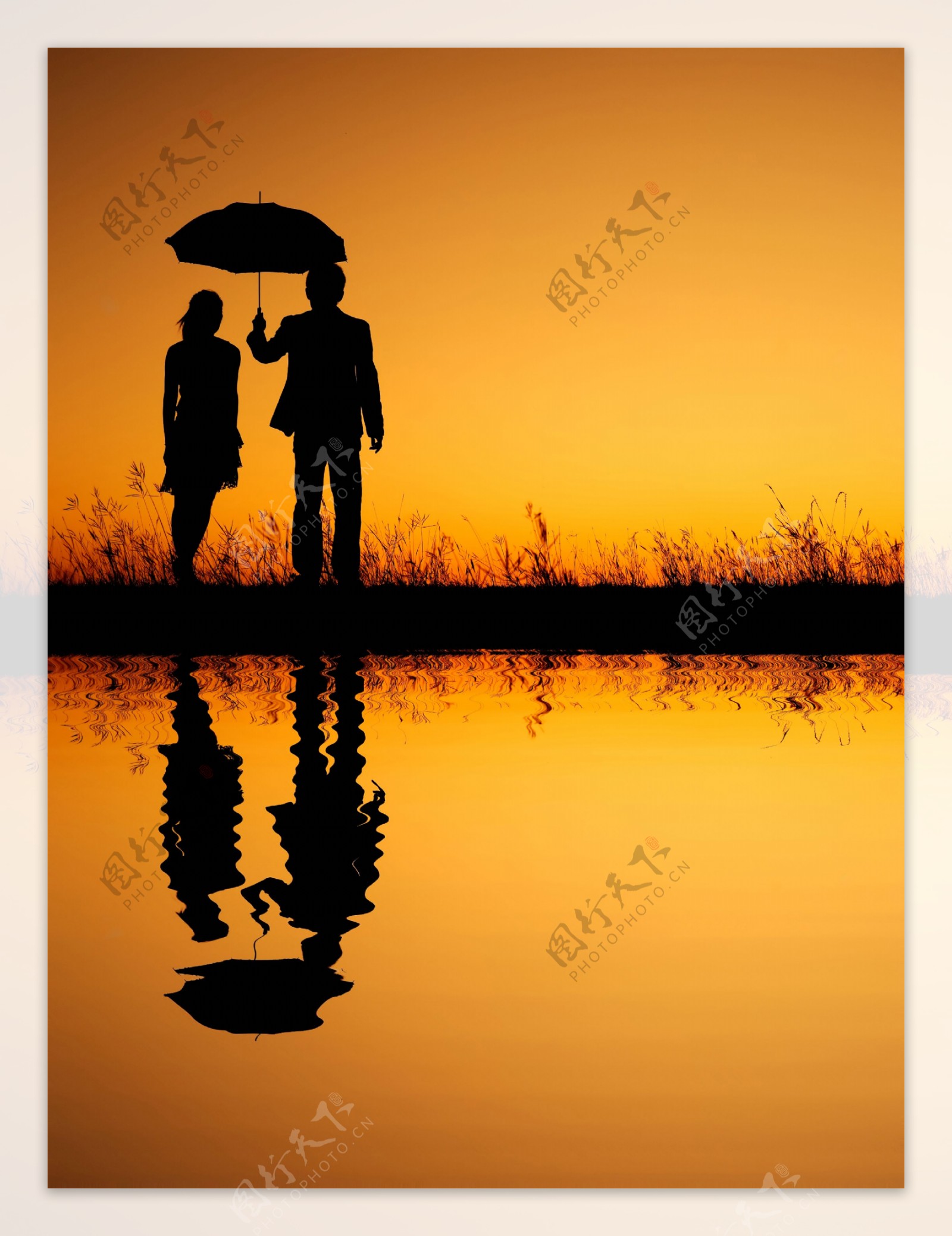河边打伞的情侣人物剪影图片