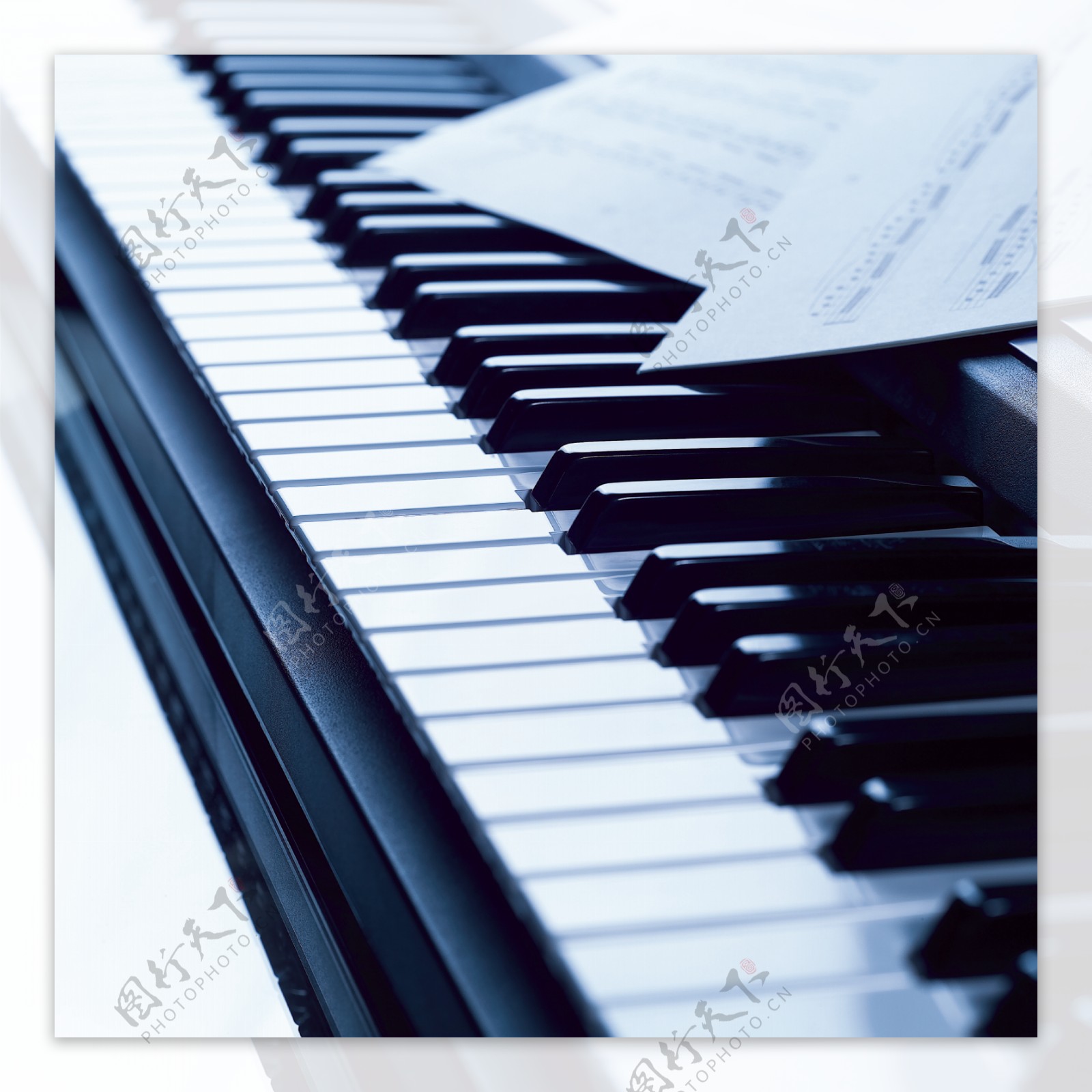 钢琴琴键与乐谱图片