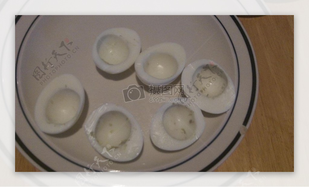 盘子里放满鸡蛋