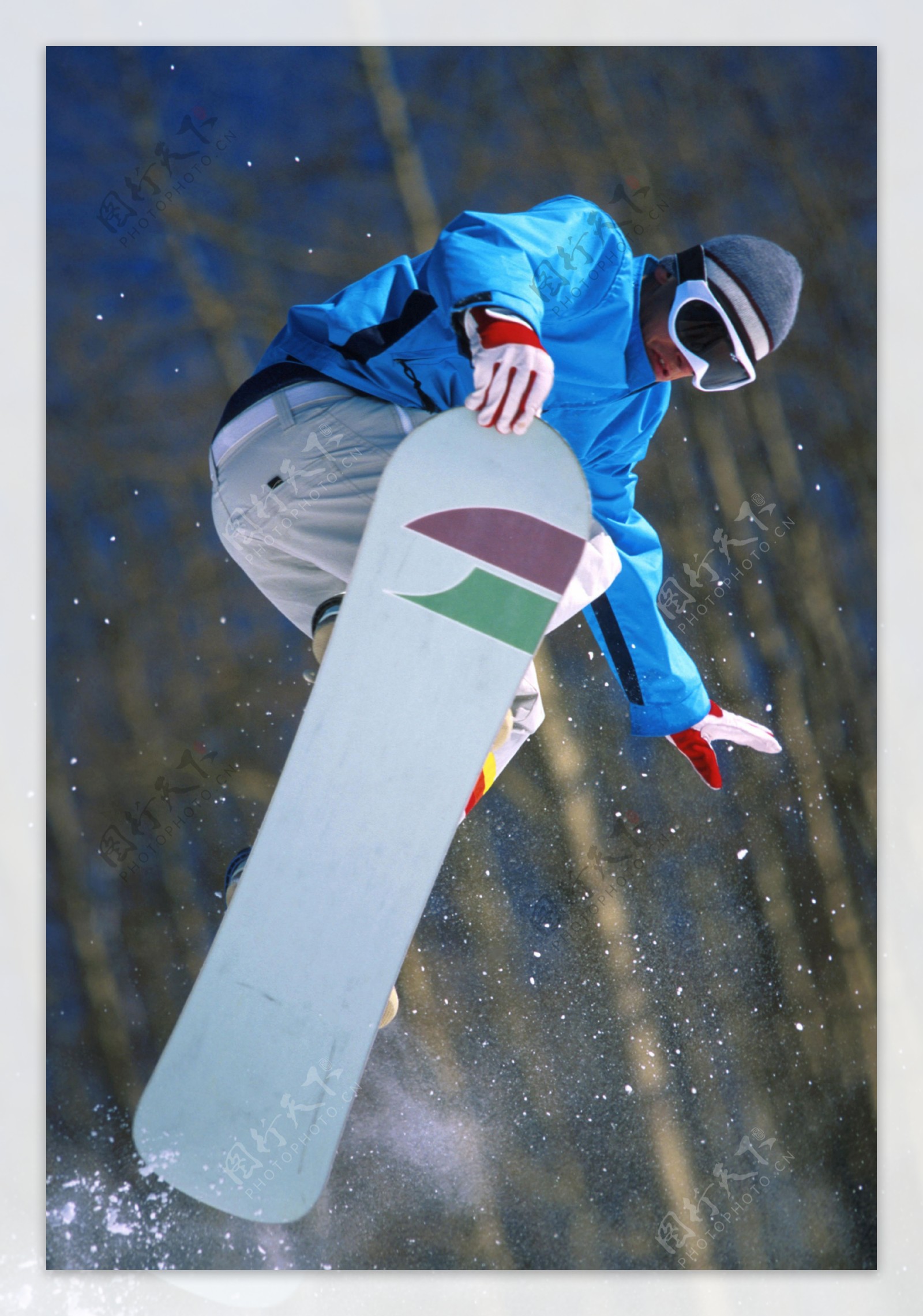 腾空跳跃的外国划雪运动员图片