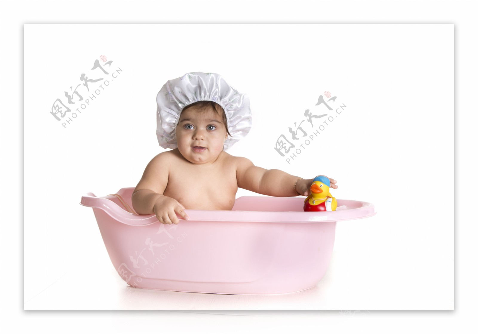 浴缸里洗澡的小孩图片