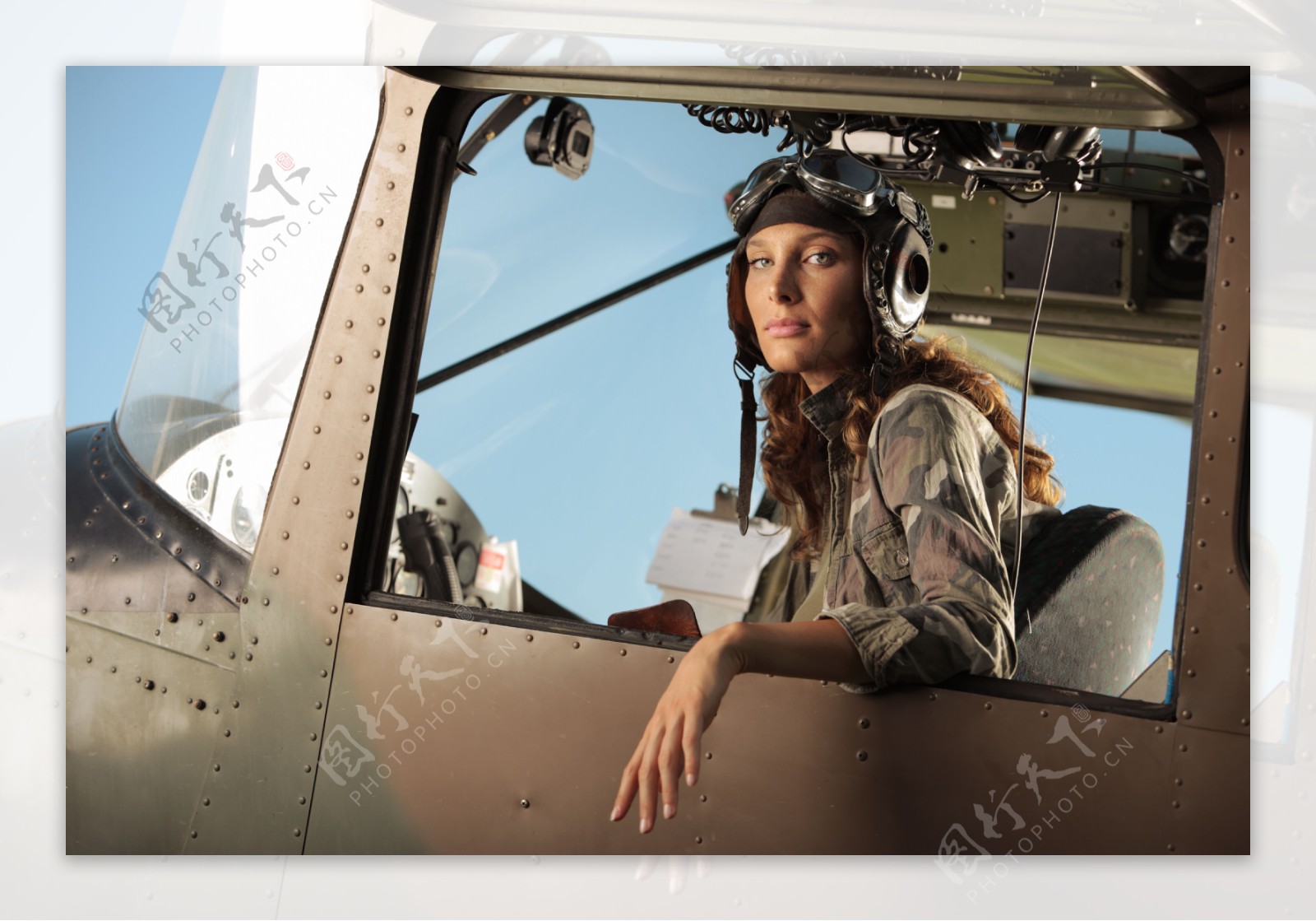 开飞机的美女飞行员图片