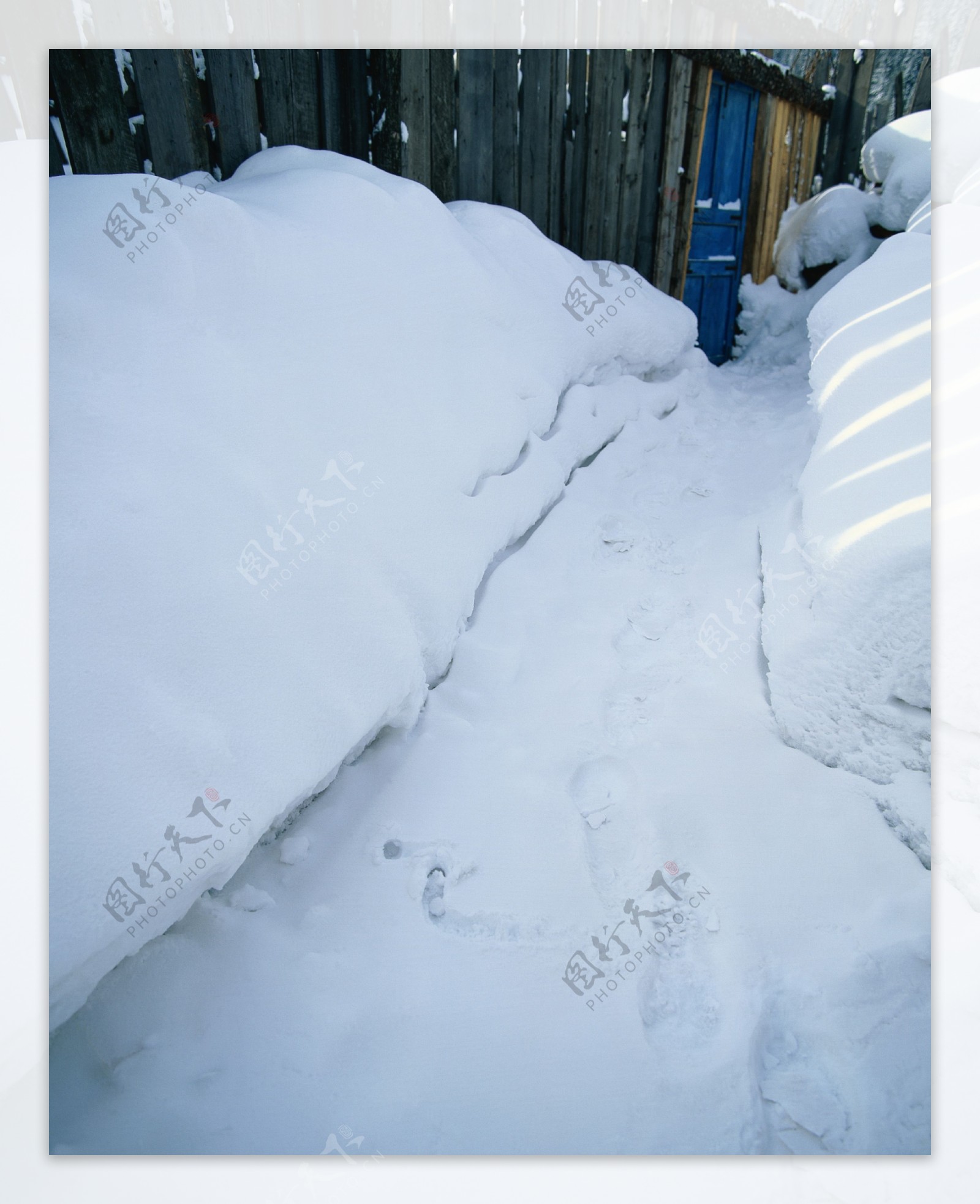 门前洁白的积雪图片