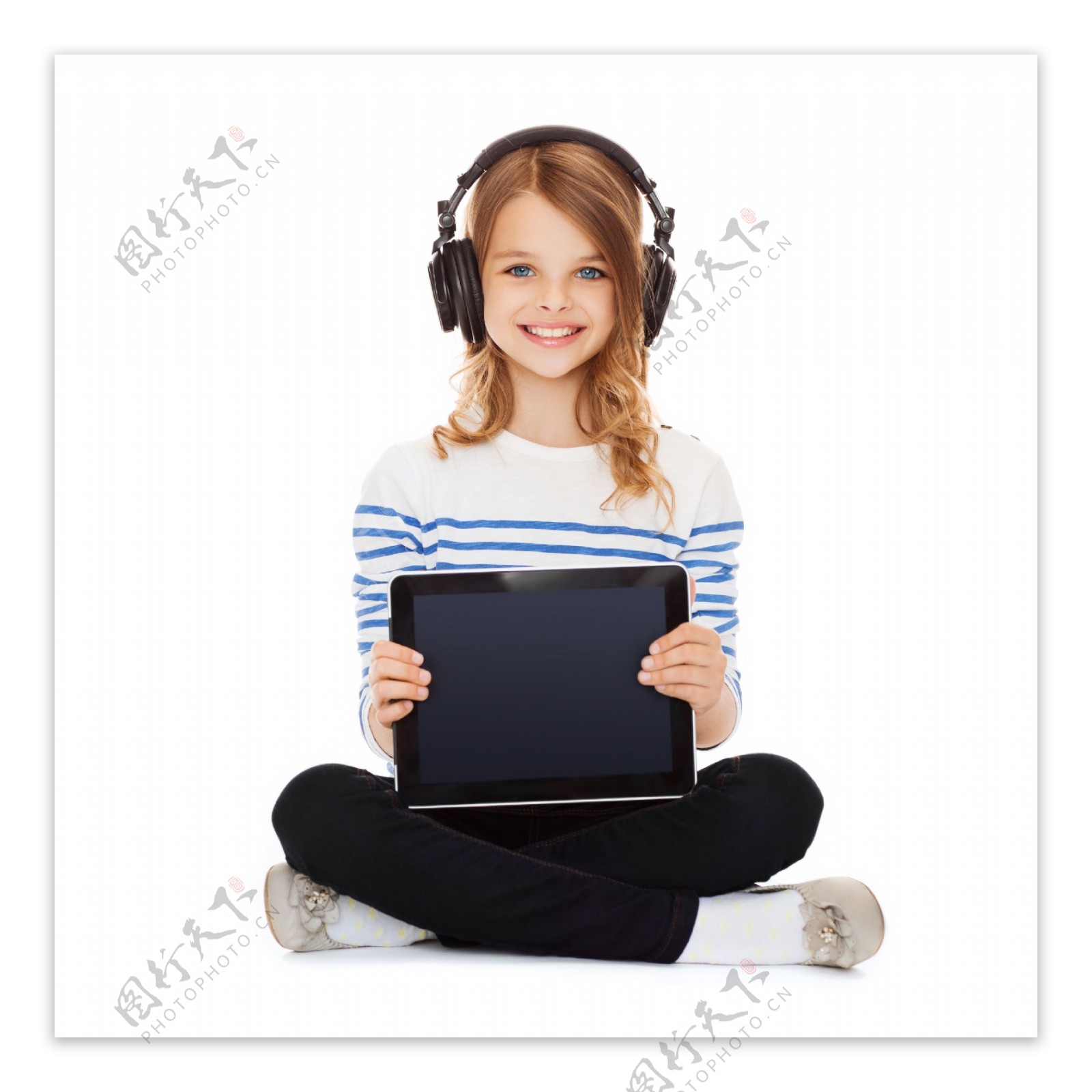 戴着耳机拿着平板电脑的女孩图片