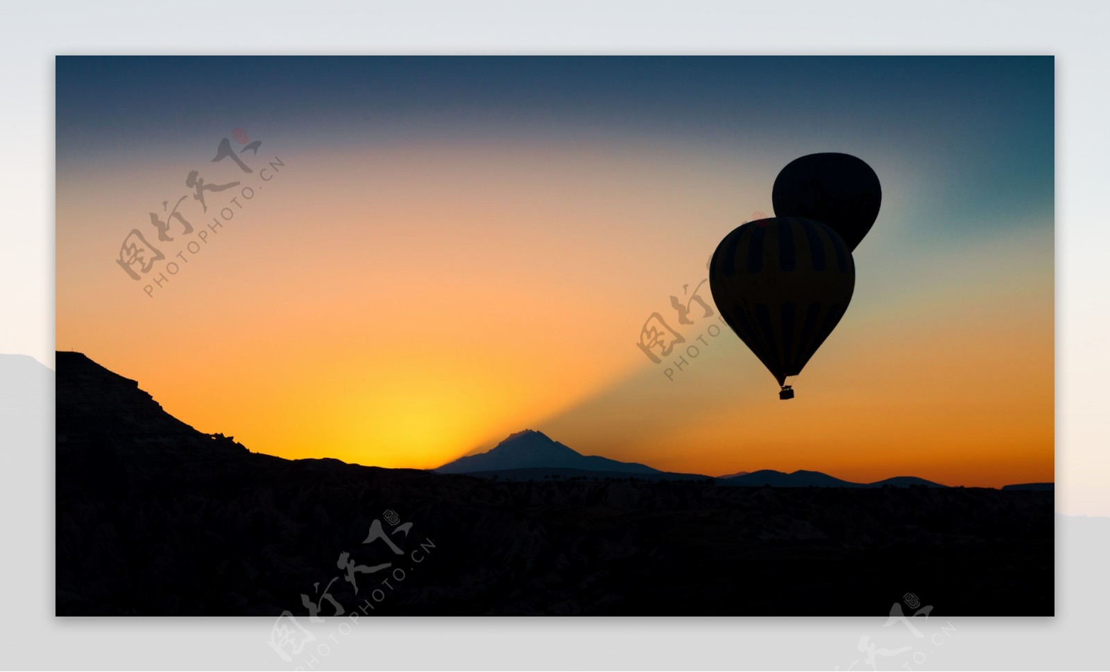 热气球与山峰剪影图片