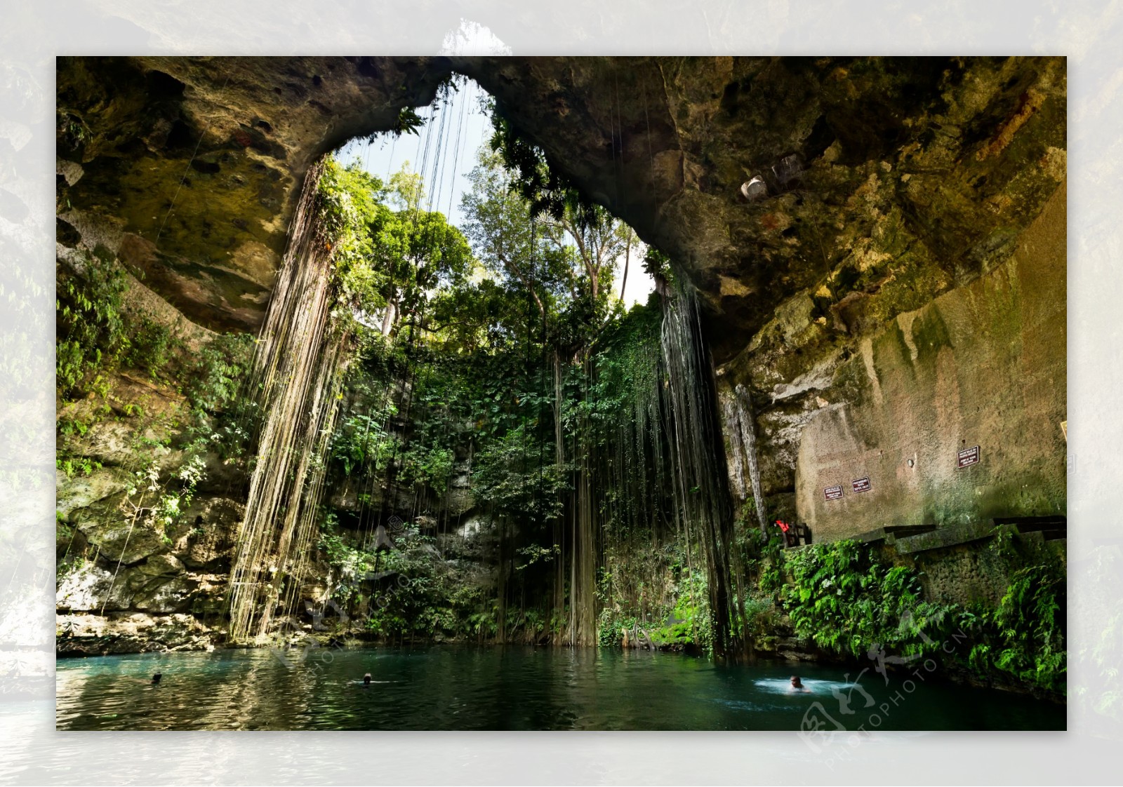 自然形成的水潭风景