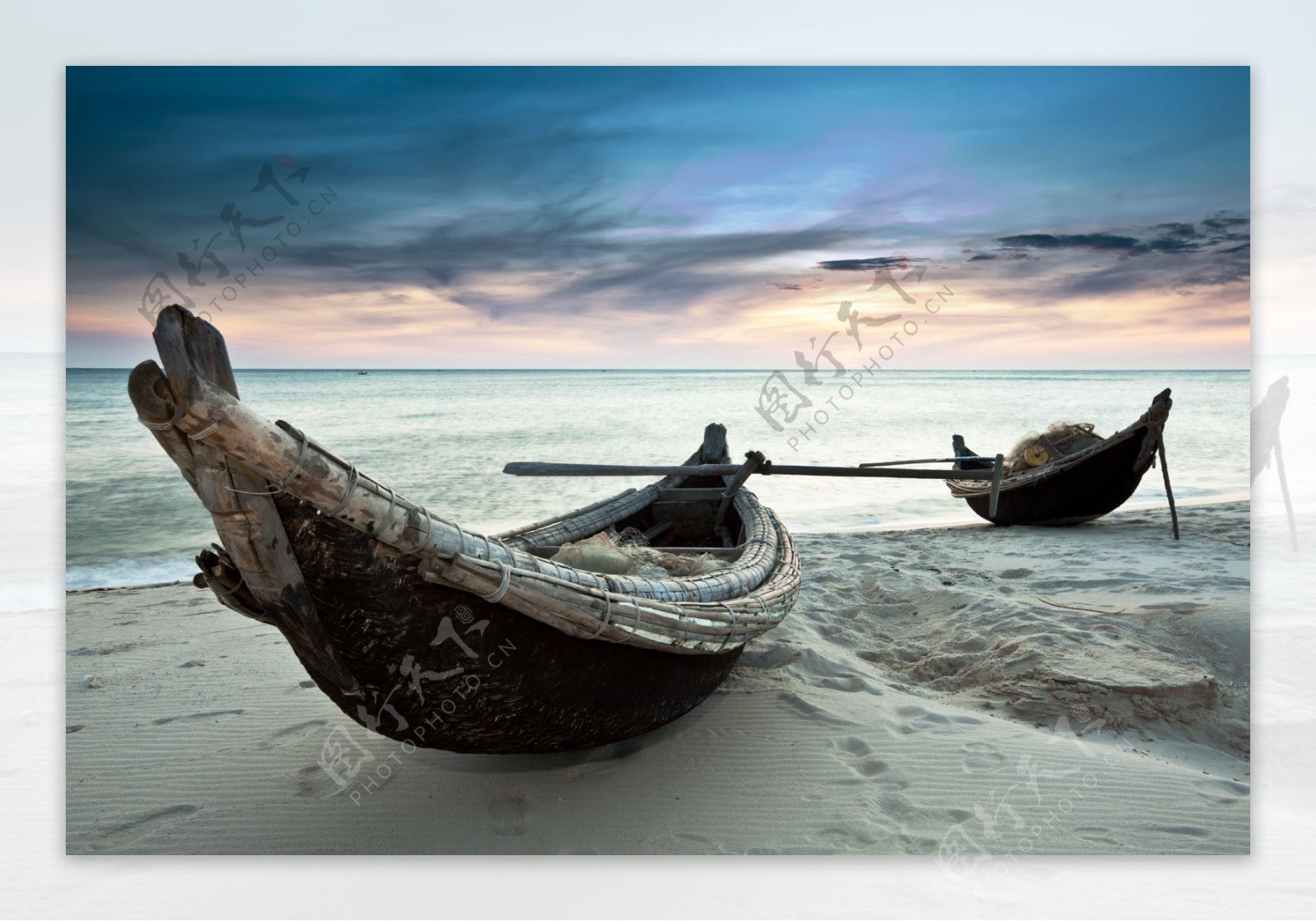 沙滩上的木船图片