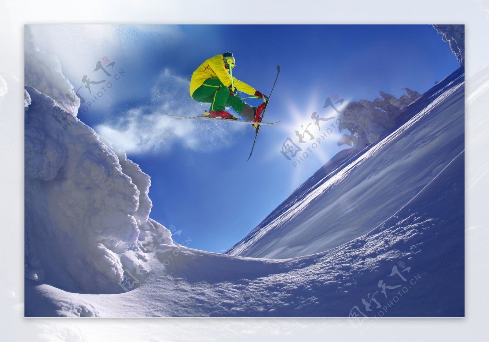 雪山与滑雪人物图片