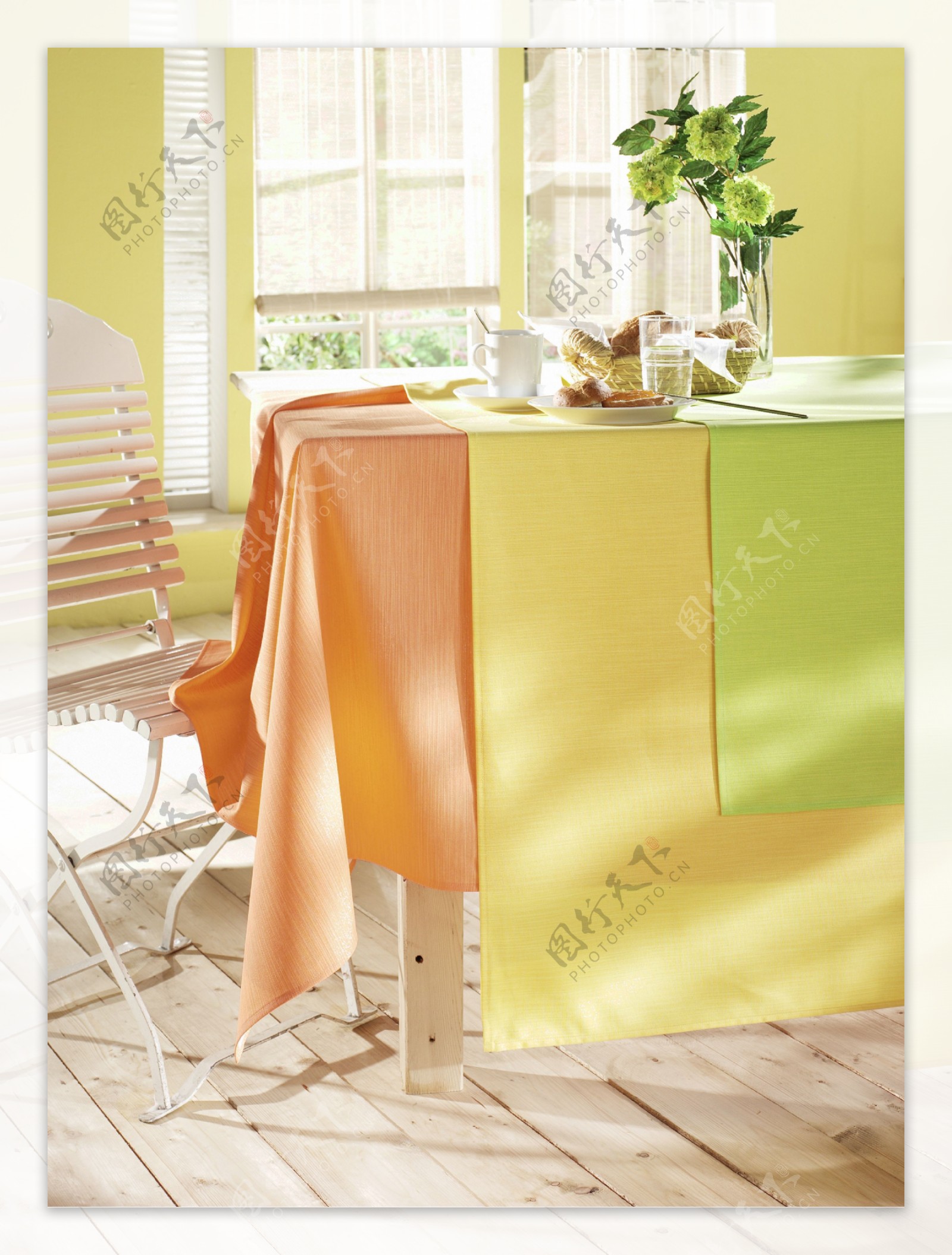 彩色桌布的餐桌和椅子图片