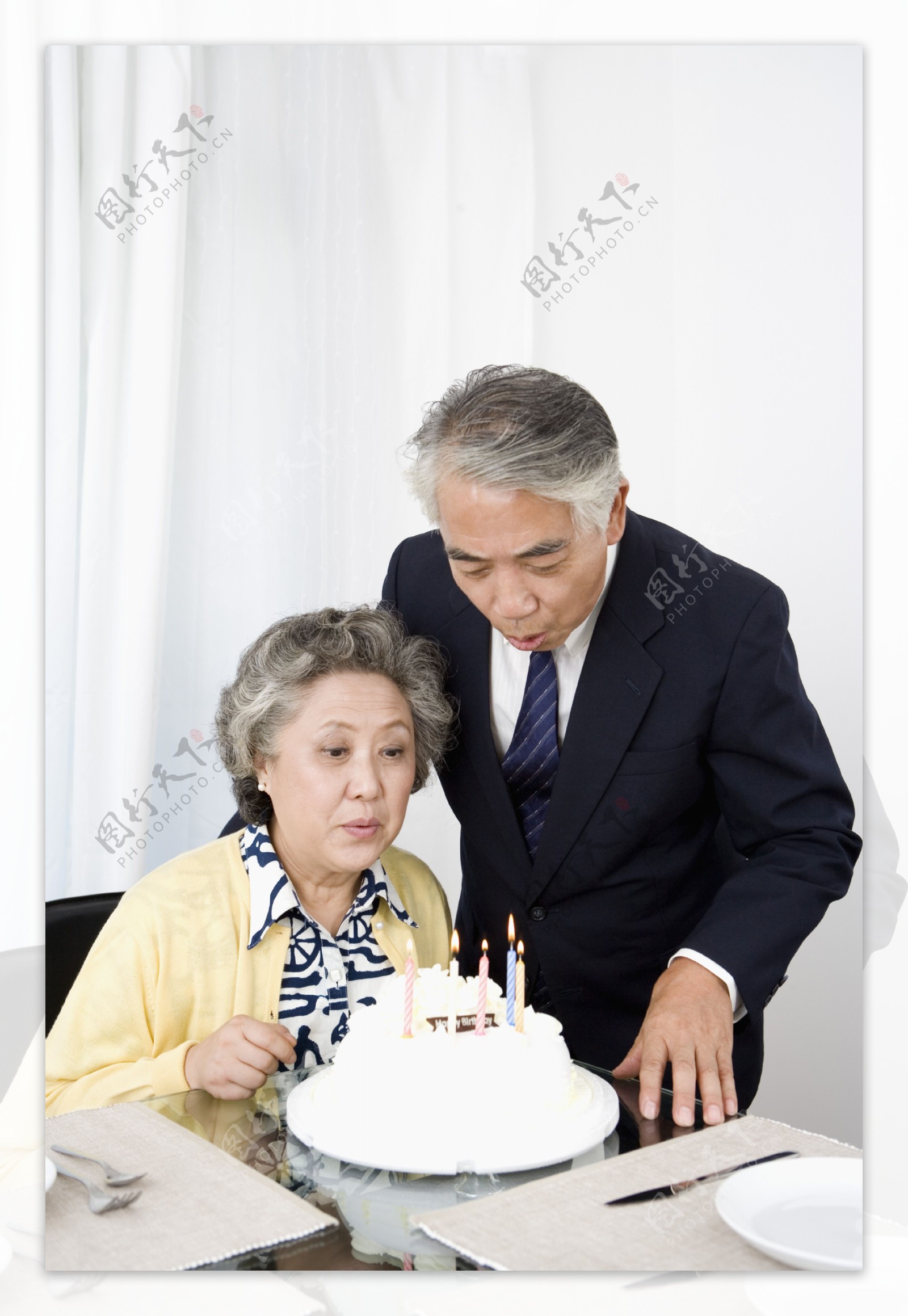 老年人庆祝生日图片