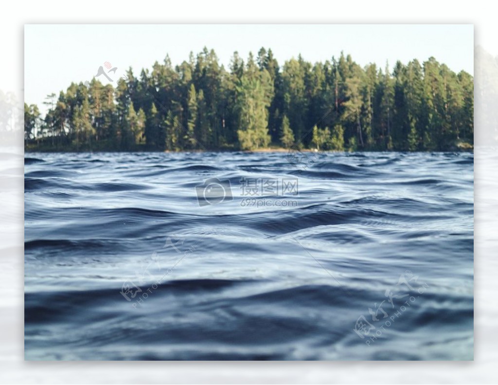 自然水波浪树木湖泊