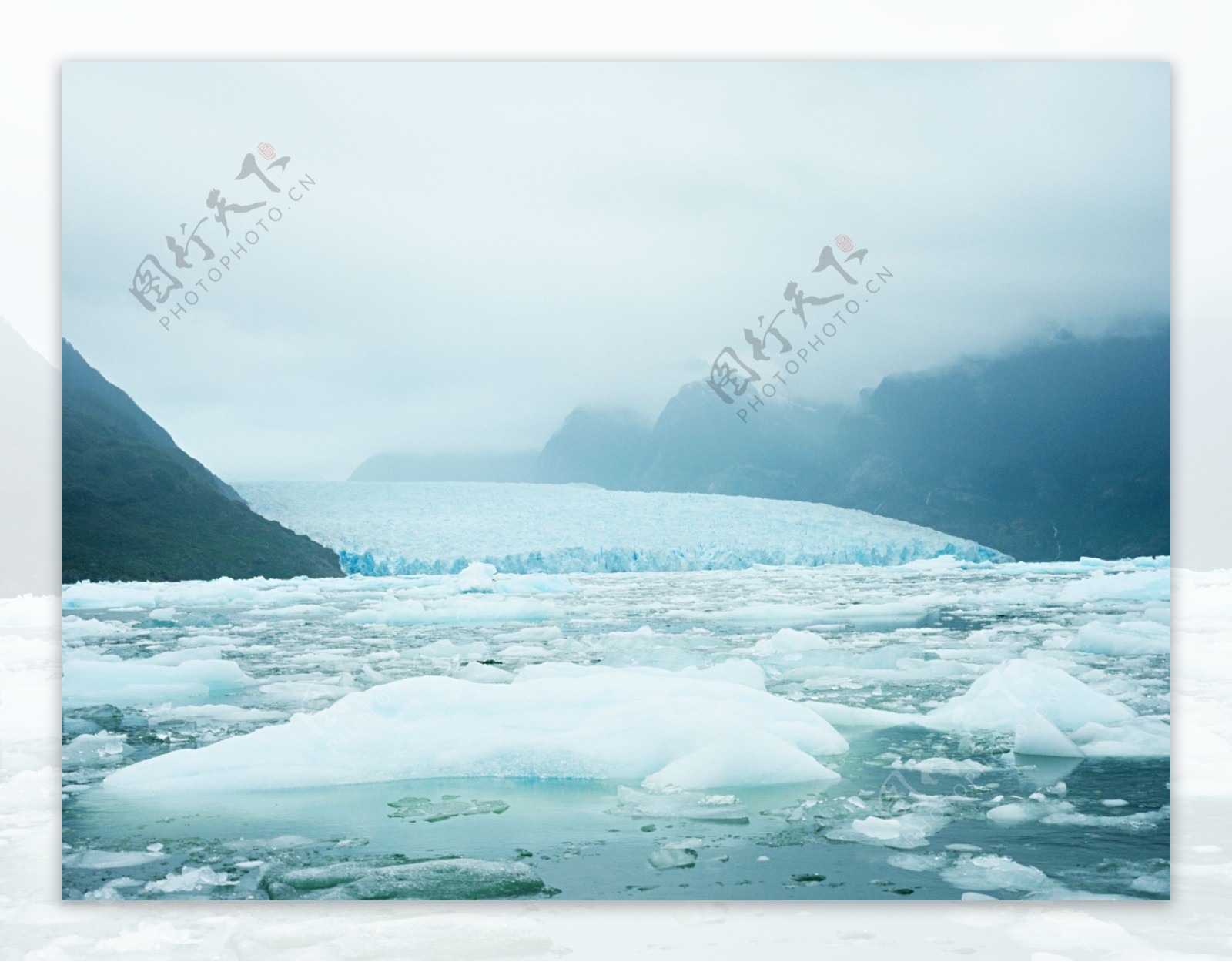湖泊水面上的冰川风光图片