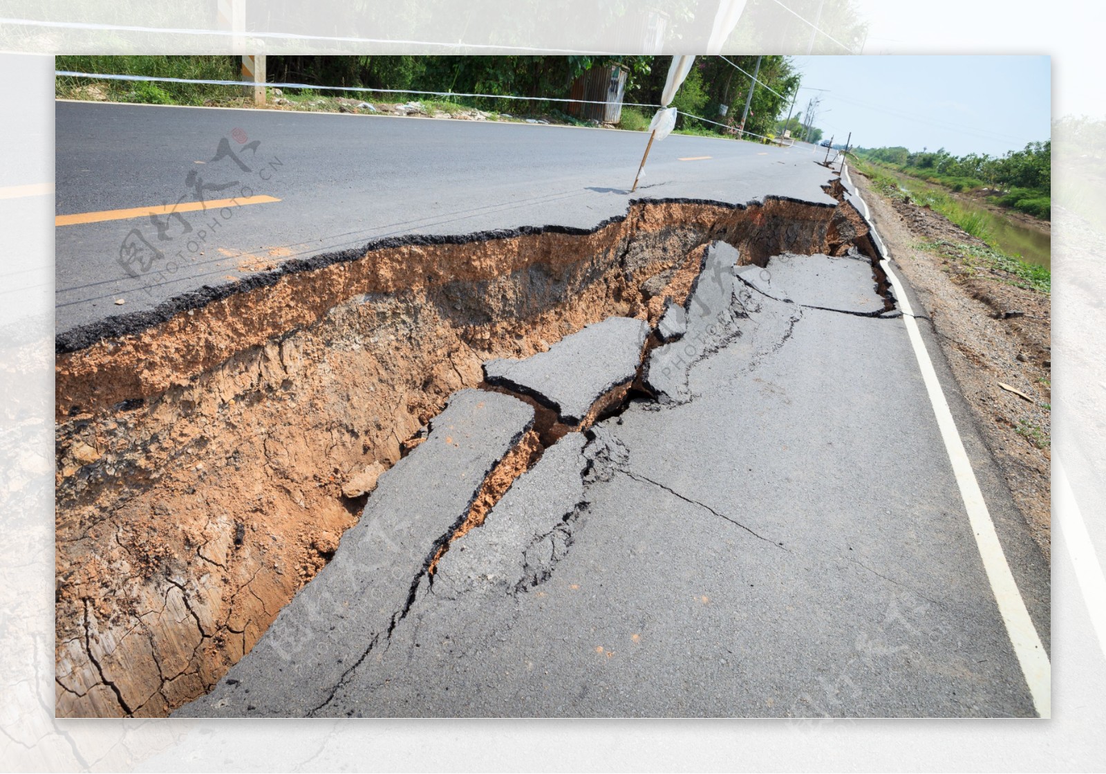 地震裂开的马路图片