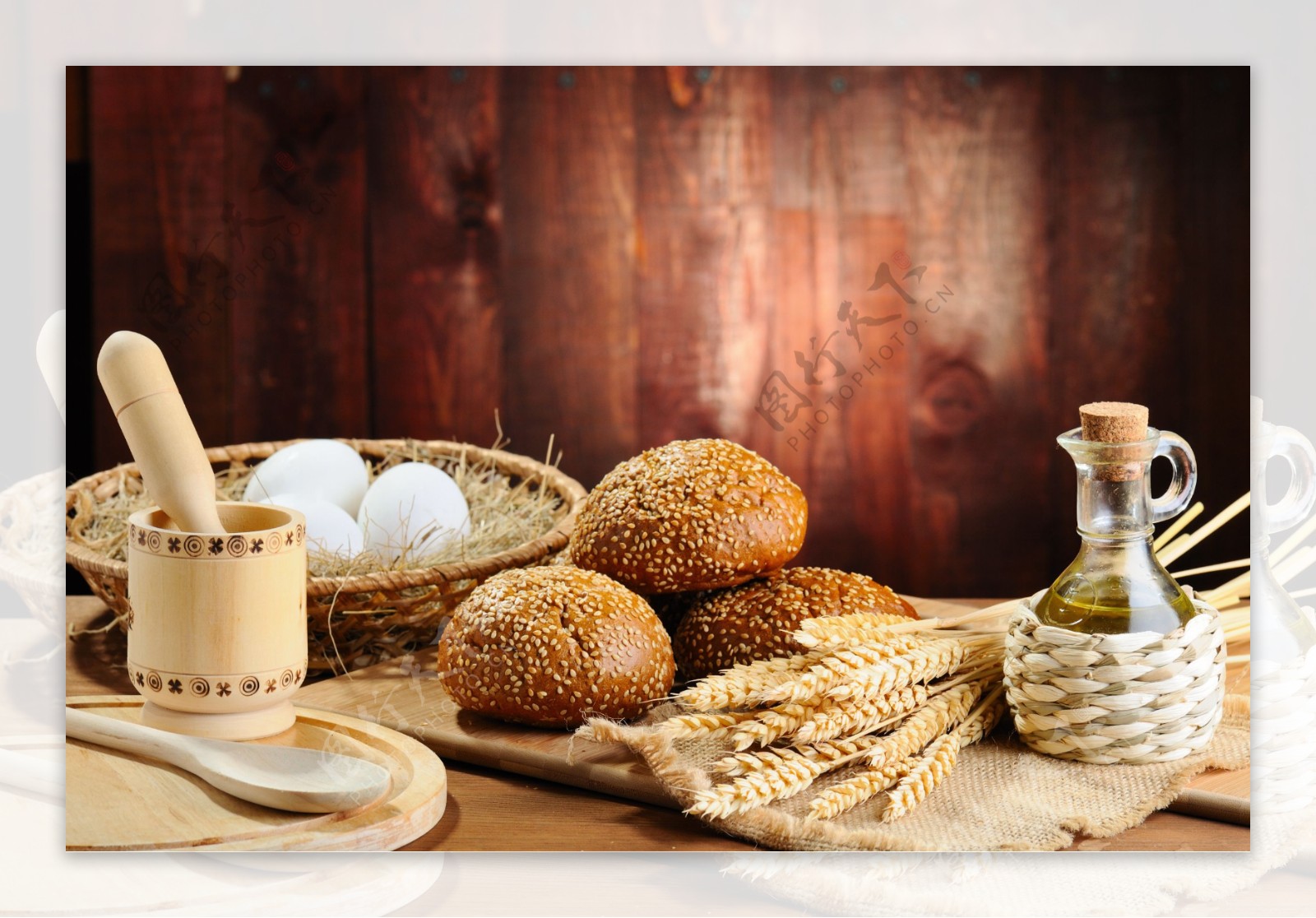 木板上的面包与麦穗图片