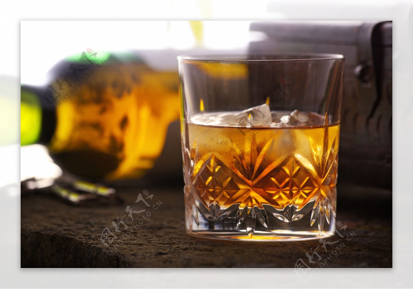 加冰的高档威士忌图片