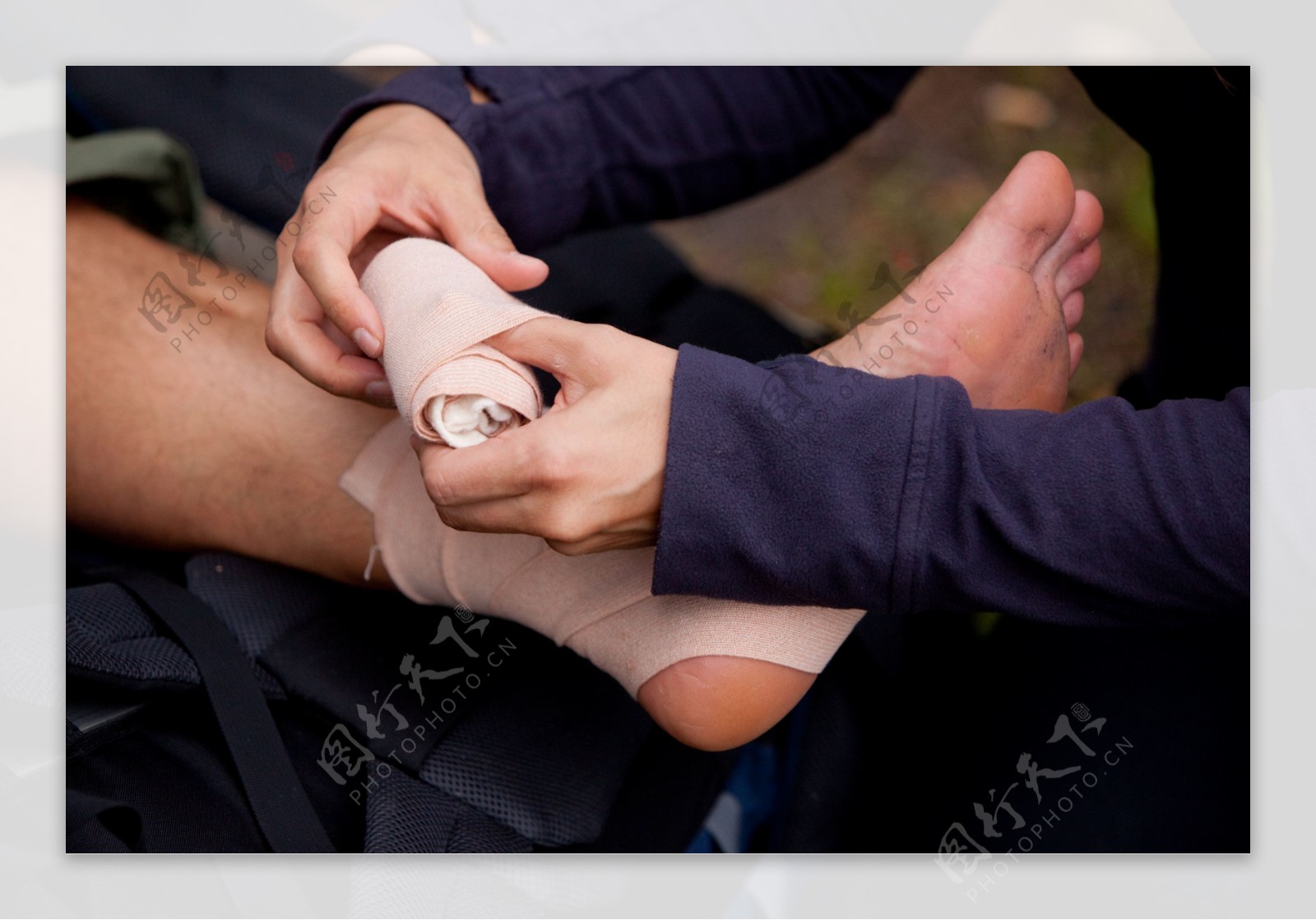 给伤者缠脚的救护措施图片