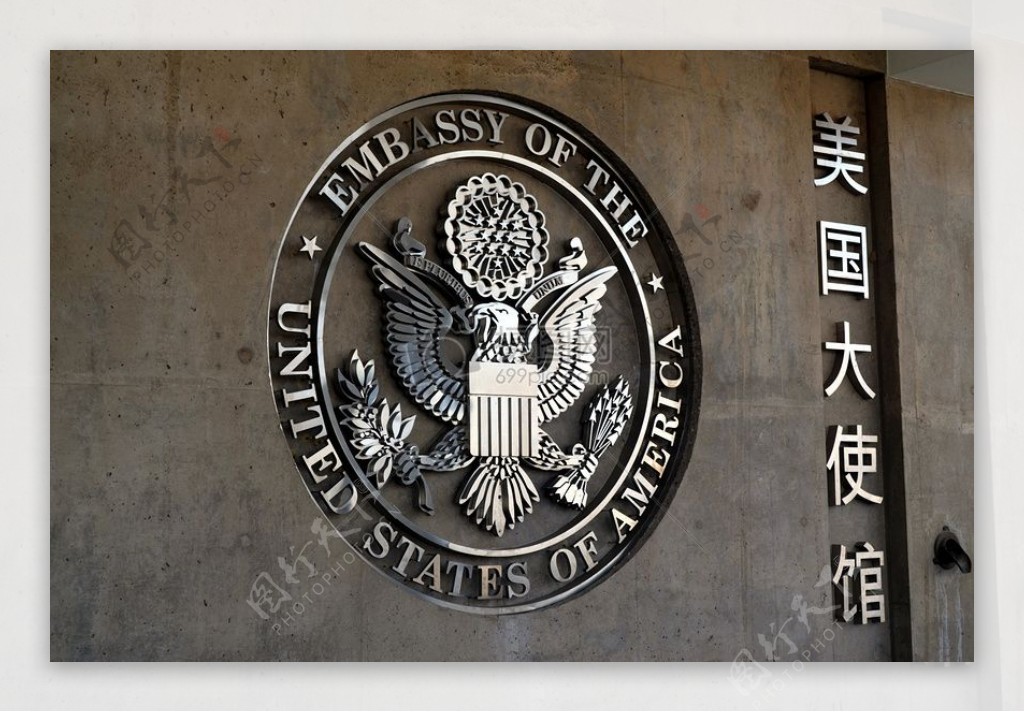 刻在墙上的美国大使馆图标