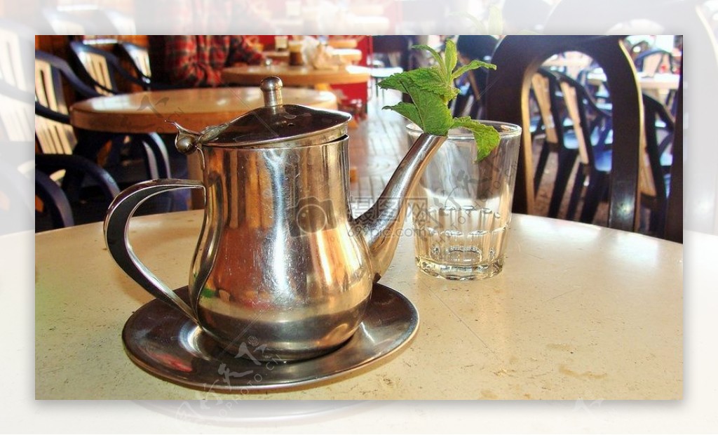 餐馆桌子上的茶水具