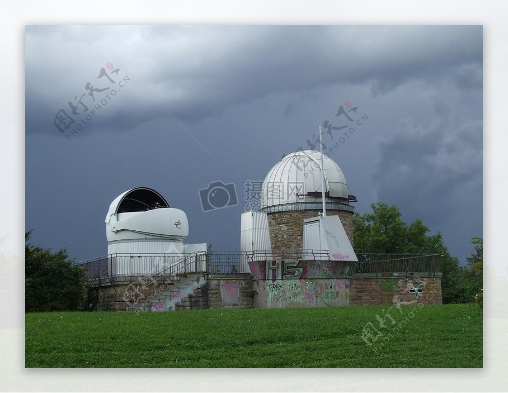 雷暴中的天文观测台