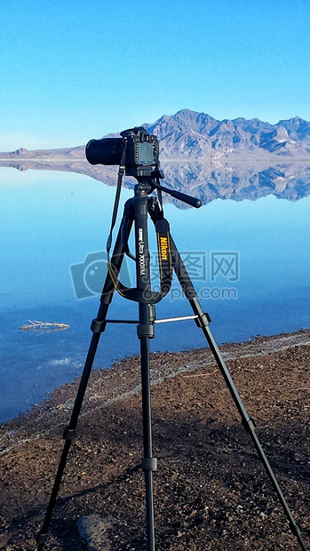 湖边的摄像机