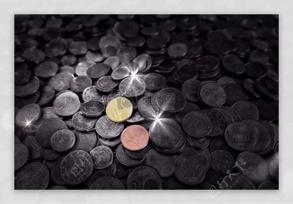一堆放光的欧元硬币