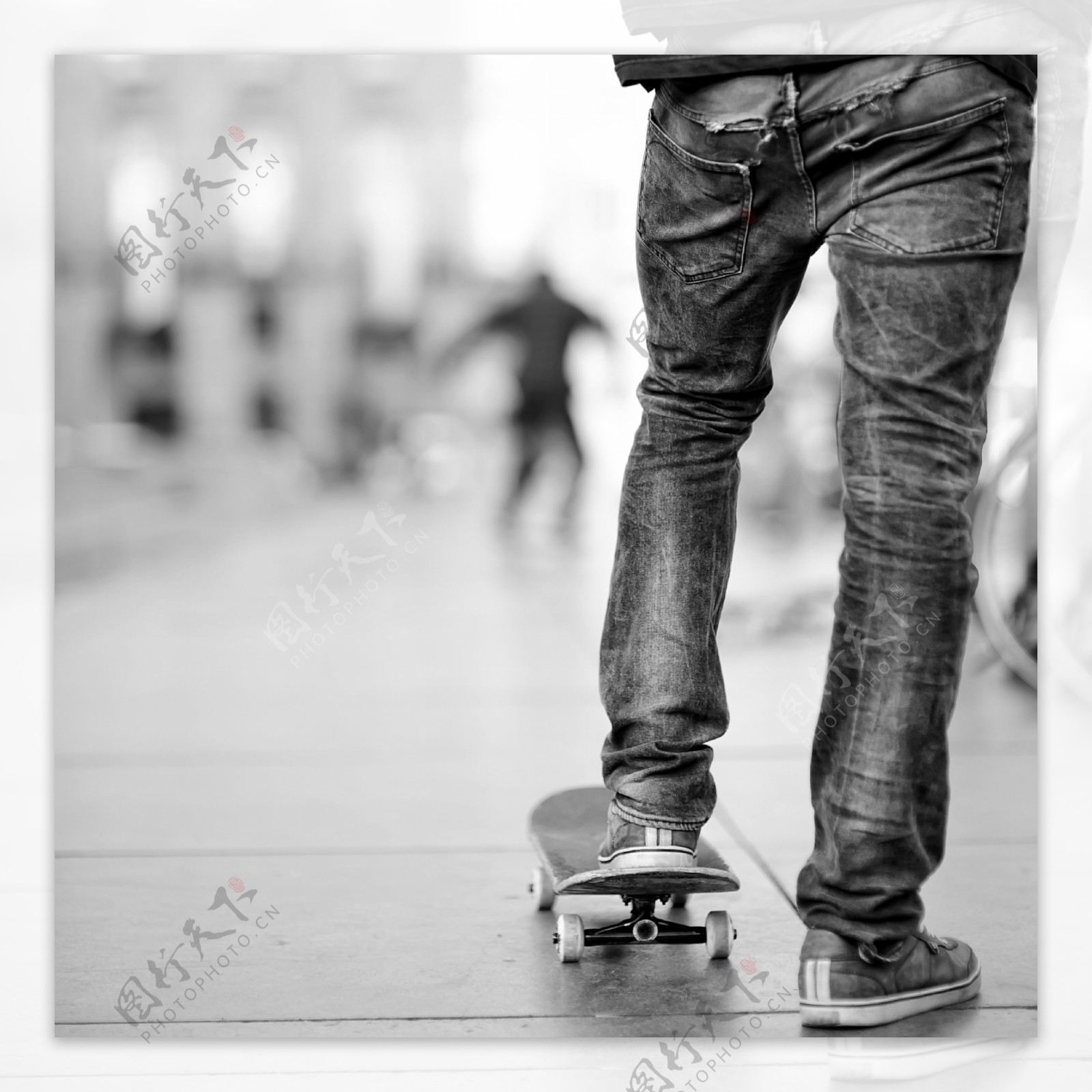 黑白色滑板运动图片