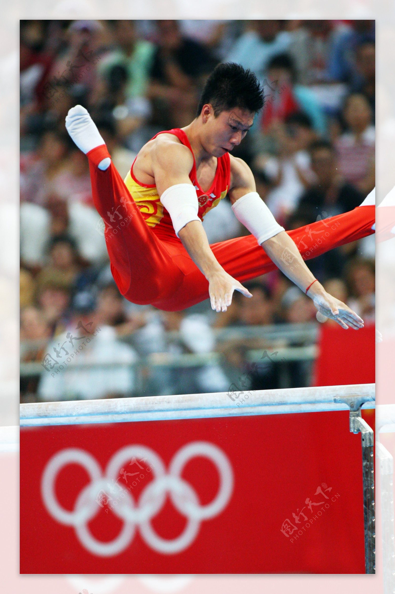 中国体操选手李小鹏双杠夺冠图片