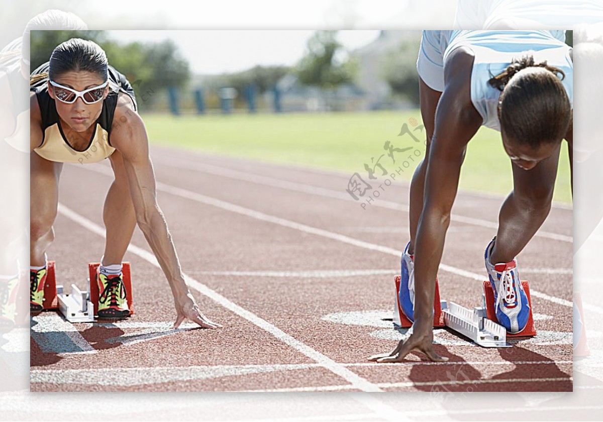 准备起跑的女性运动员高清图片