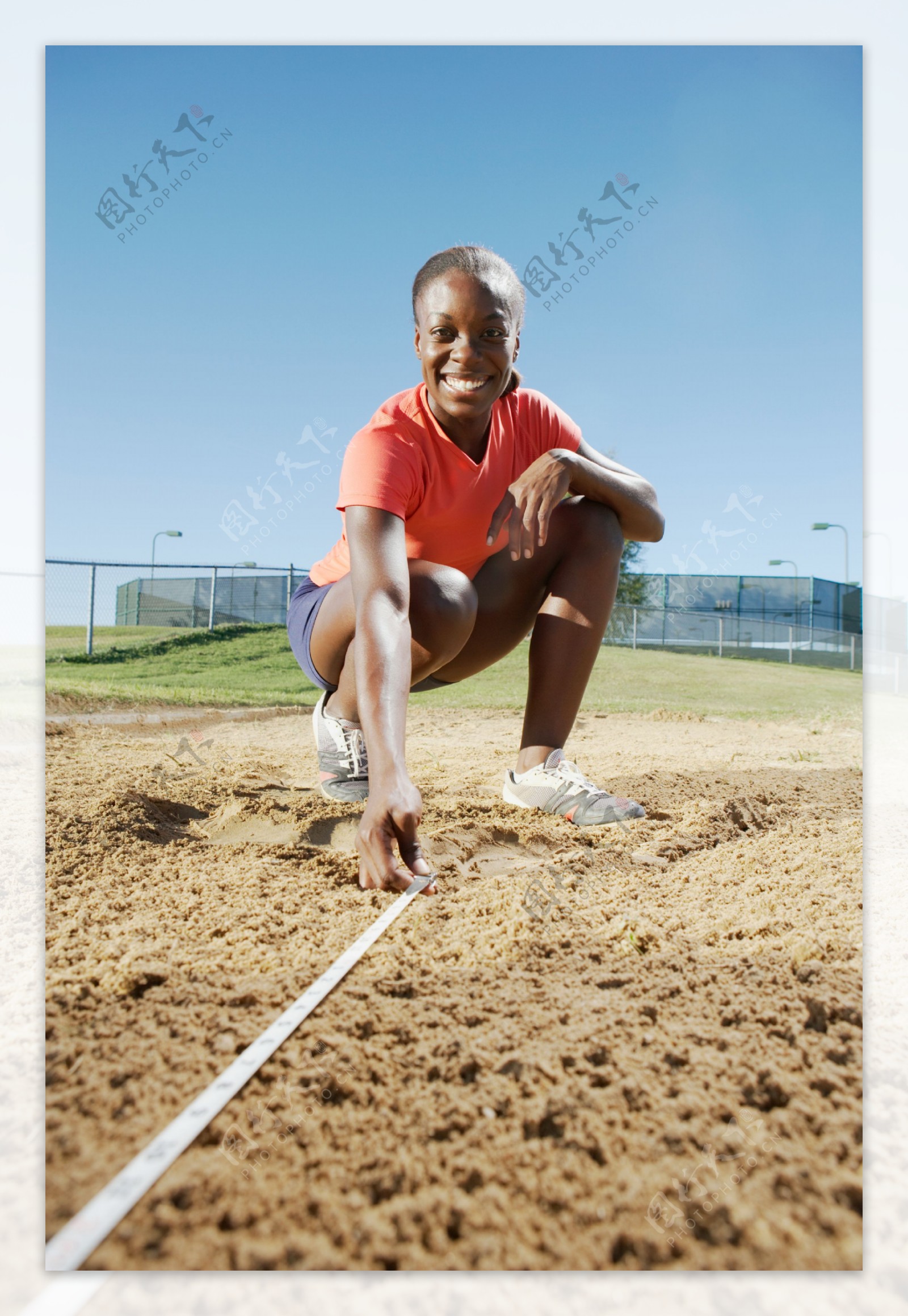 测量沙坑的女性运动员高清图片